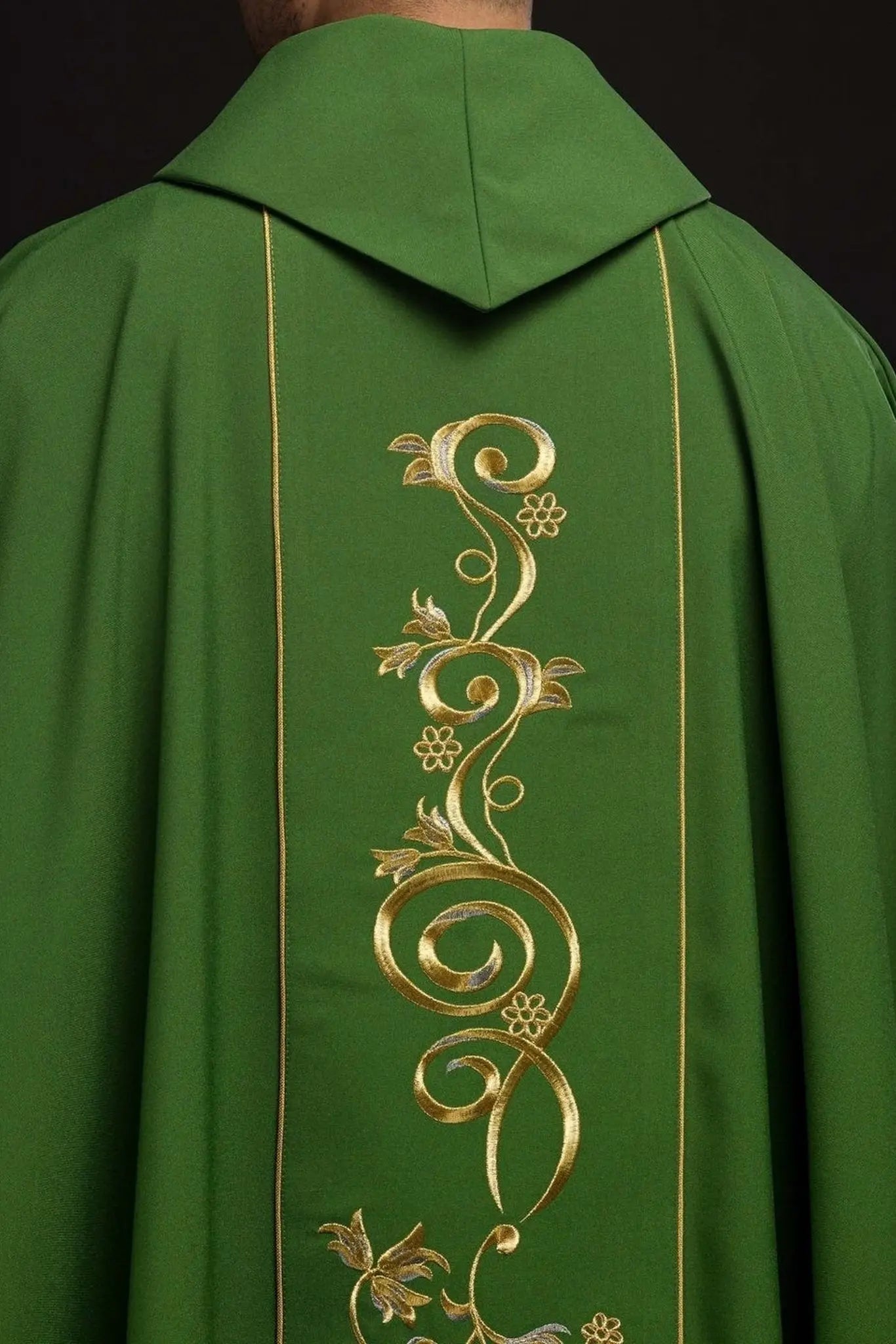 Chasuble verte richement décorée avec motif doré et large bande IHS