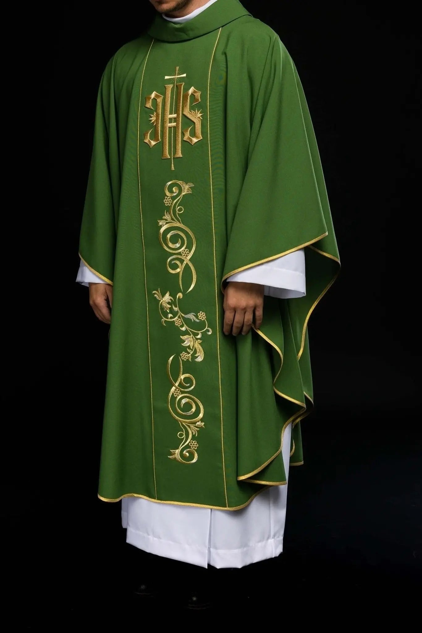 Chasuble verte richement décorée avec motif doré et large bande IHS