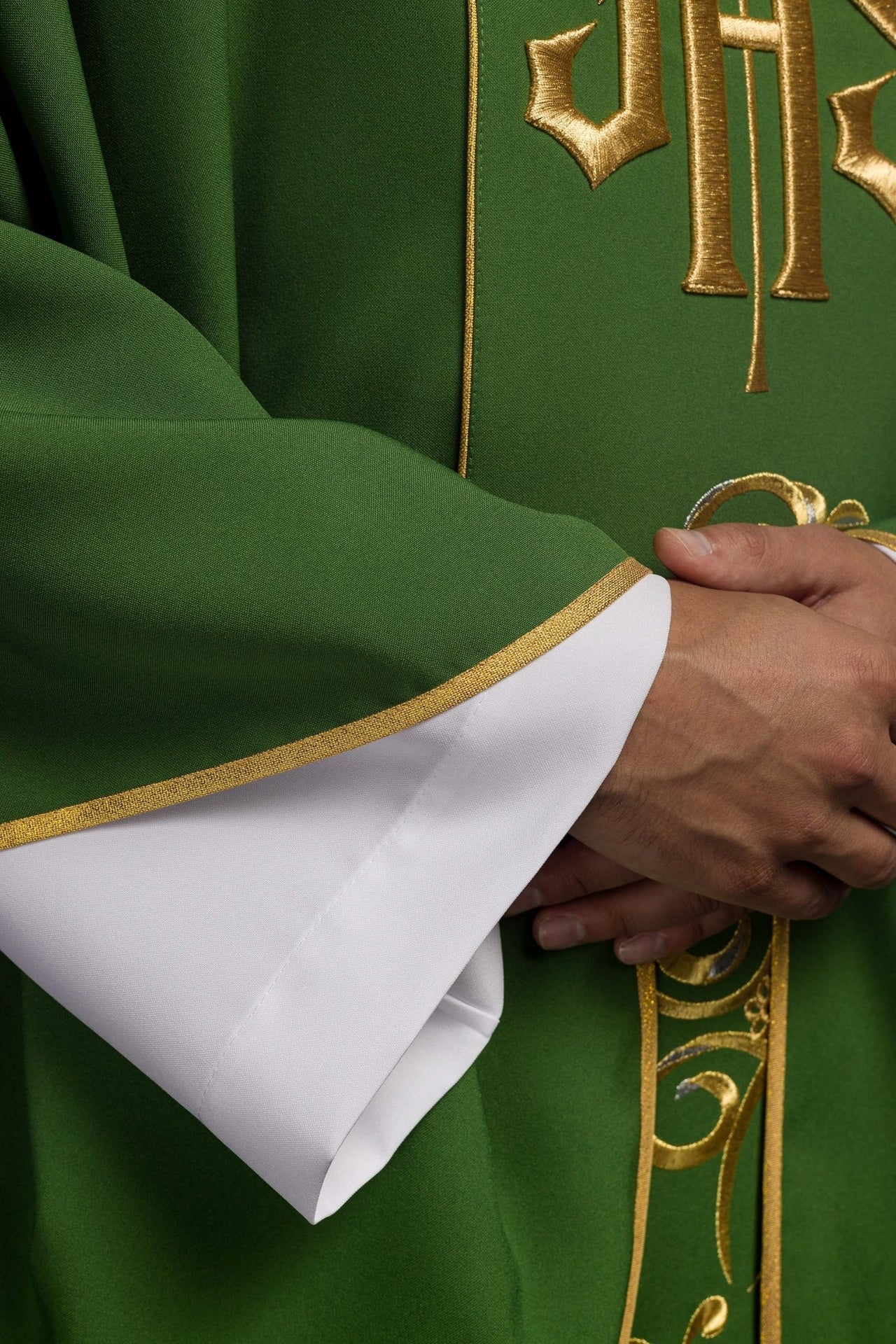 Bogato zdobiony zielony ornat z złotym motywem i szerokim pasem IHS