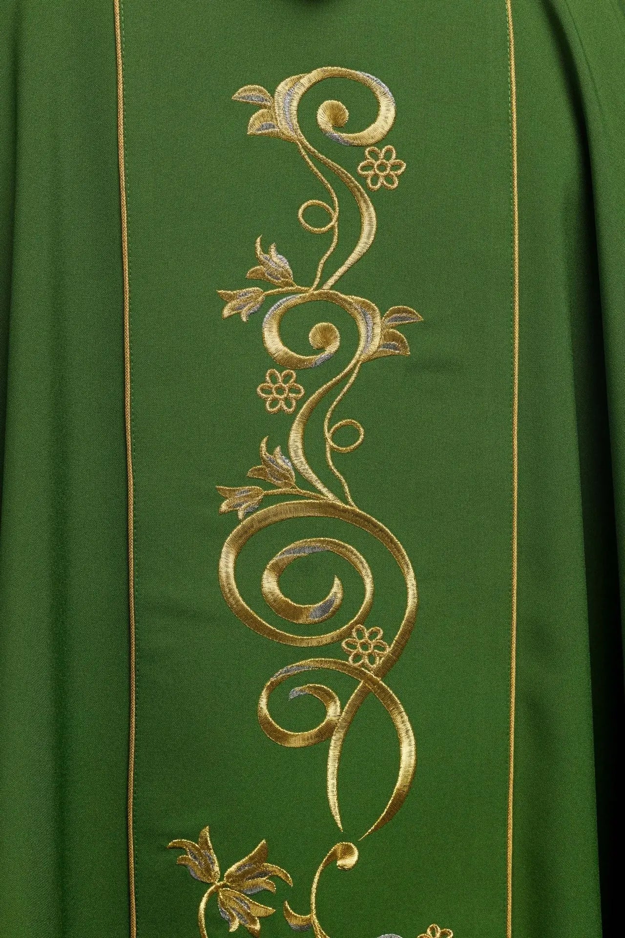 Chasuble verte richement décorée avec motif doré et large bande IHS