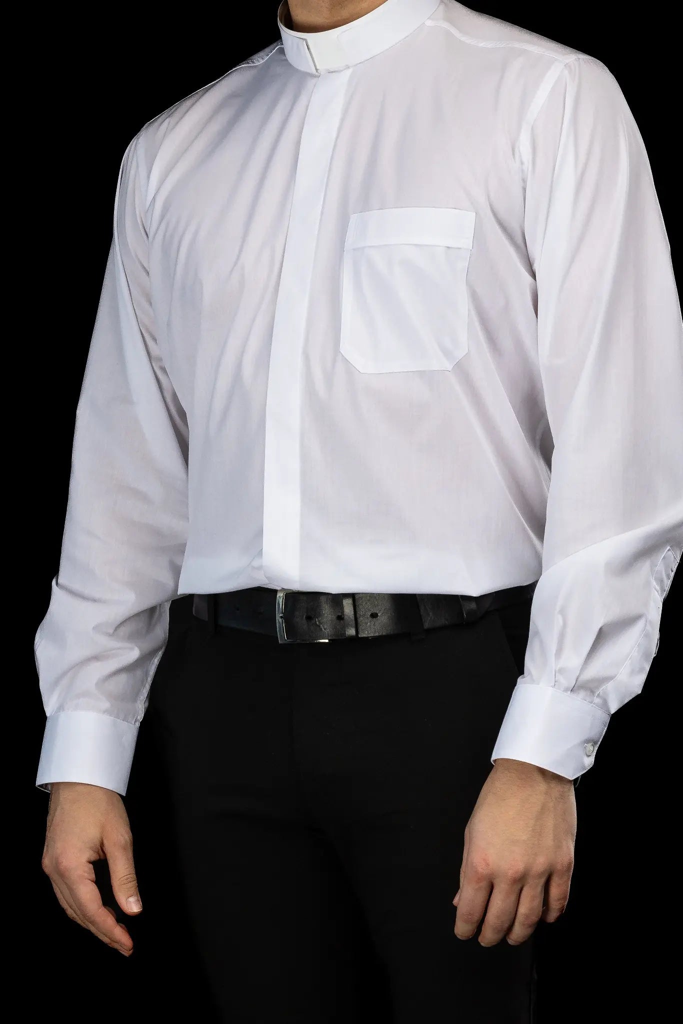 Chemise ecclésiastique romaine blanche à manches longues avec patte de col