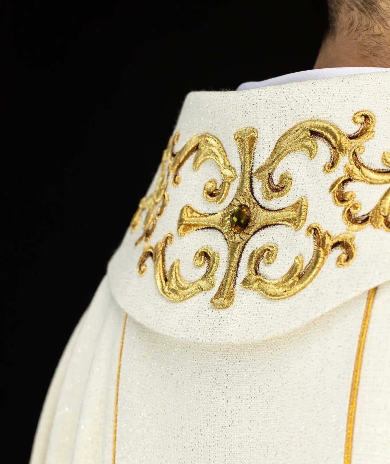 Chasuble richement brodée avec Notre-Dame du Rosaire