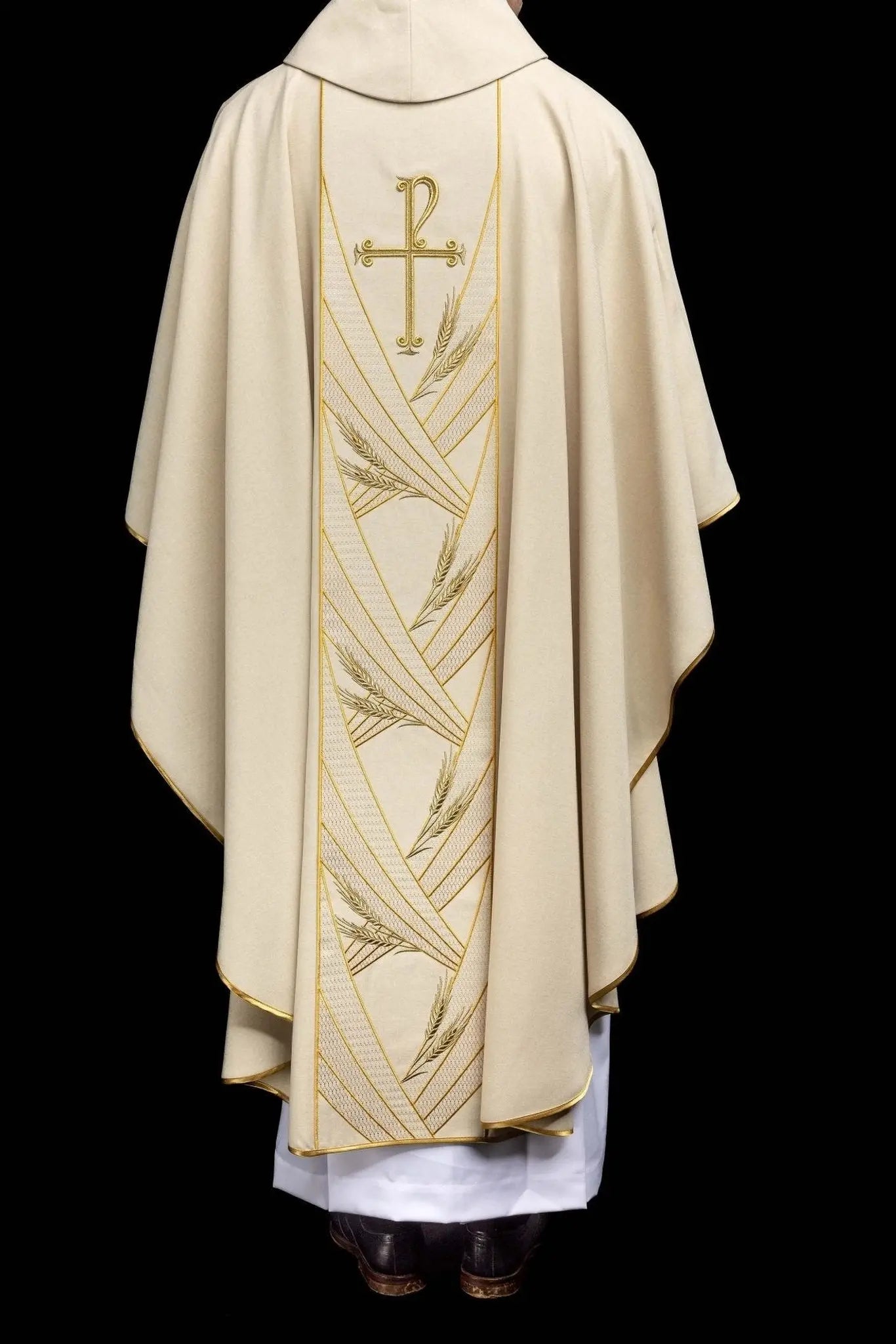 Chasuble écrue avec bande PAX brodée