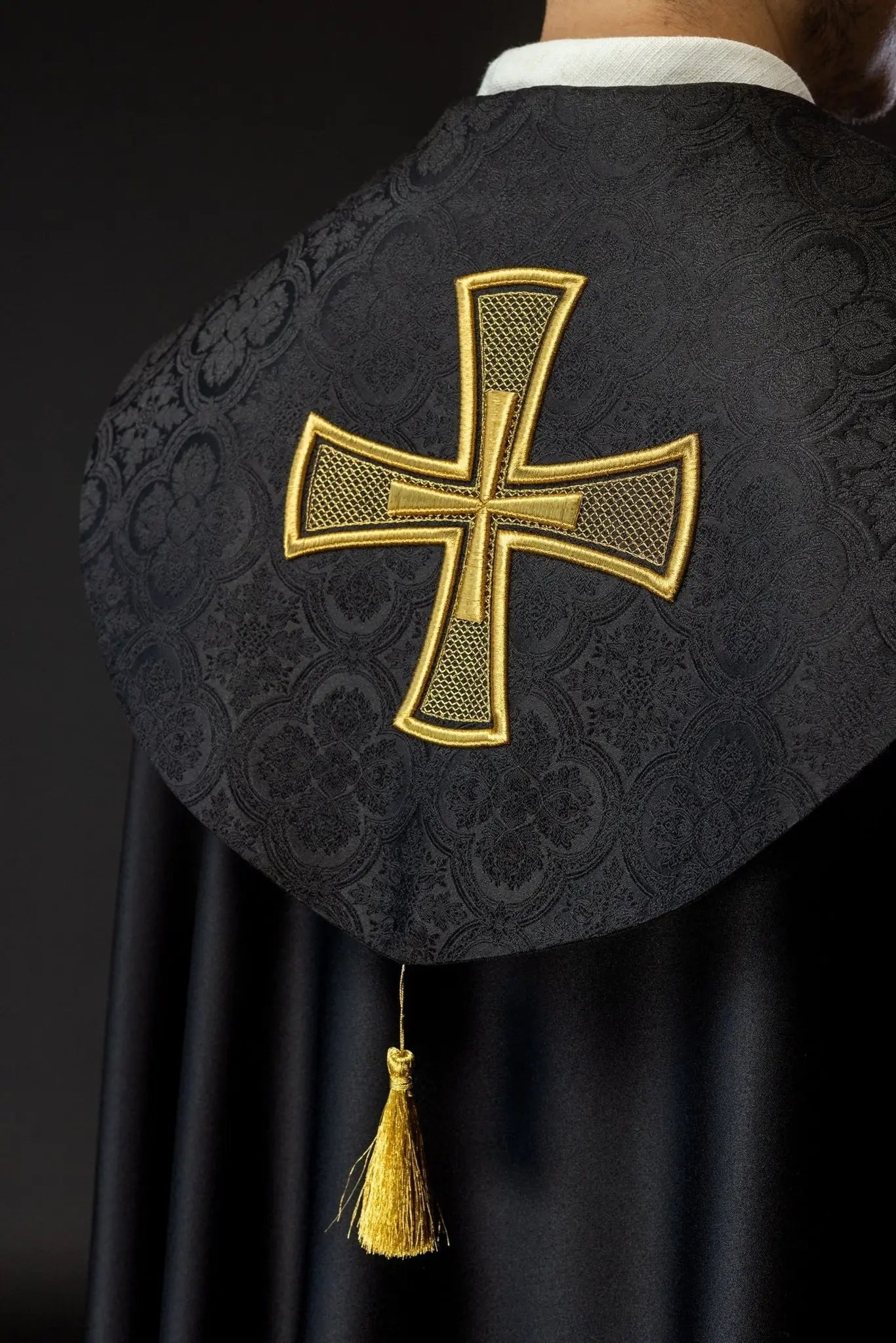 Cappa liturgique noire avec broderie de croix dorée sur tissu jacquard