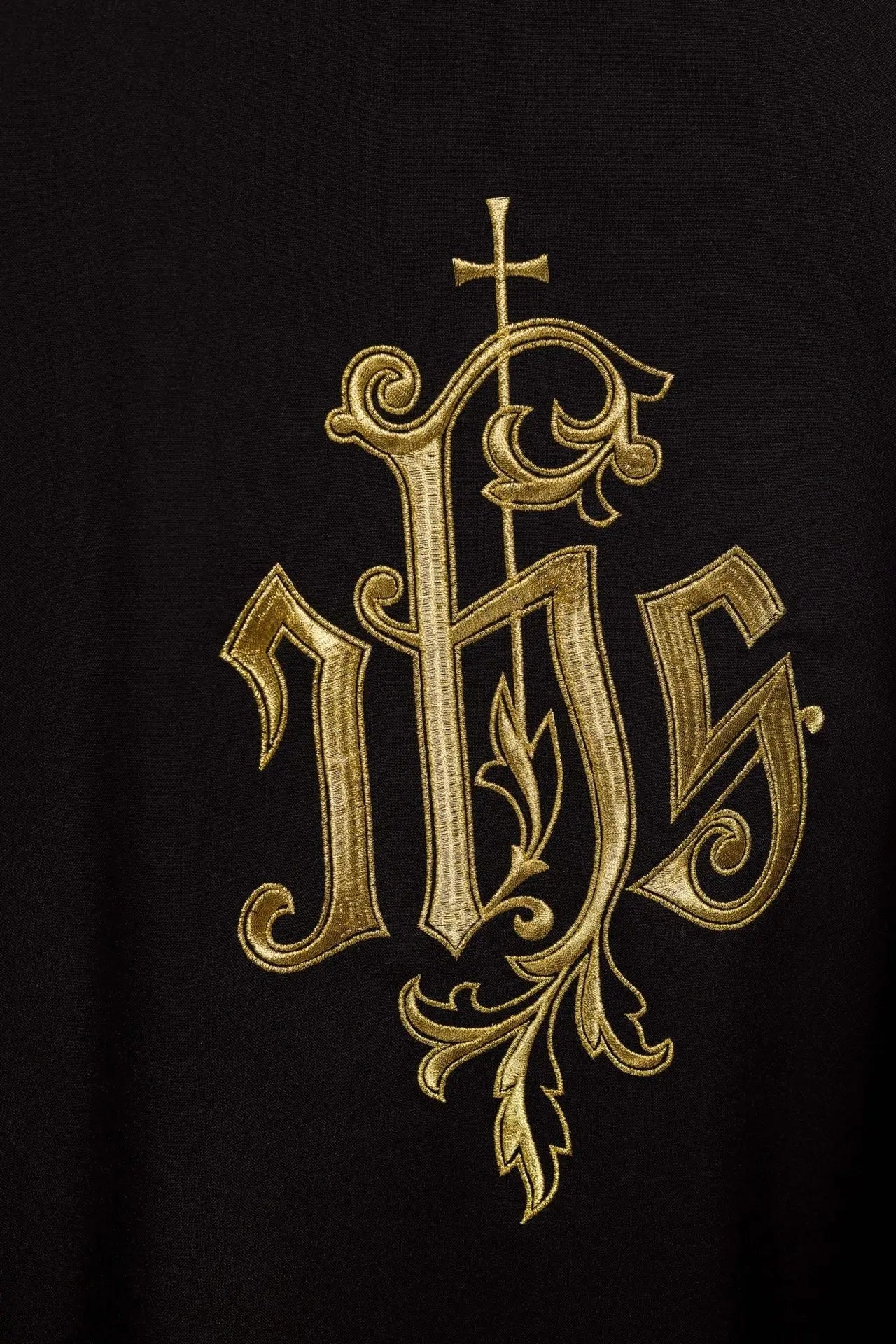Chasuble noire brodée avec IHS