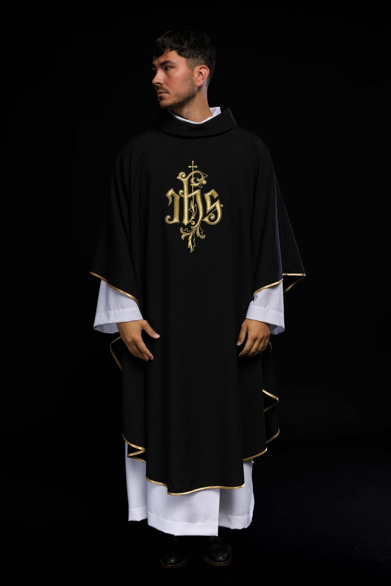 Czarny ornat haftowany IHS