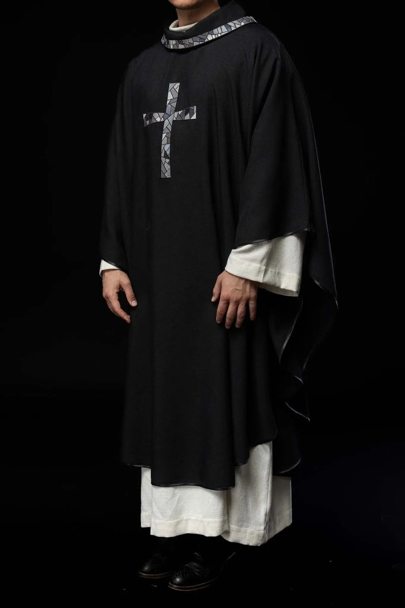 Chasuble noire avec croix en mosaïque