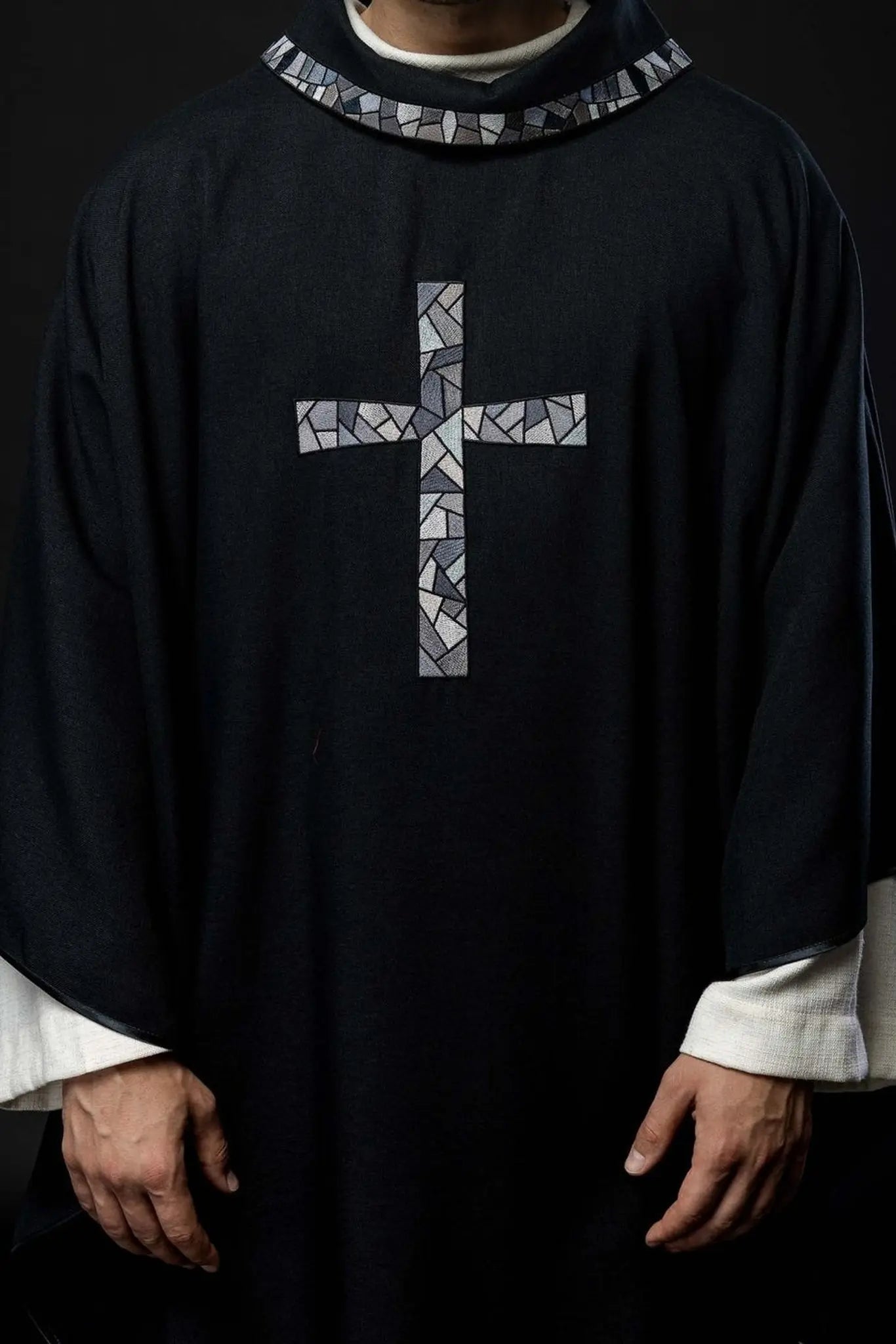 Chasuble noire avec croix en mosaïque