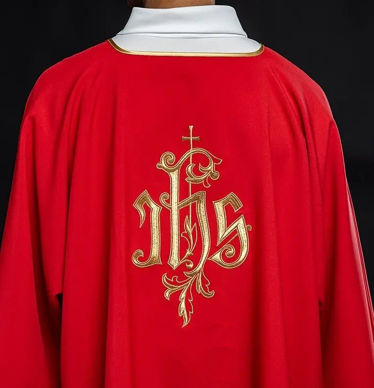 Dalmatic rouge avec motif IHS brodé