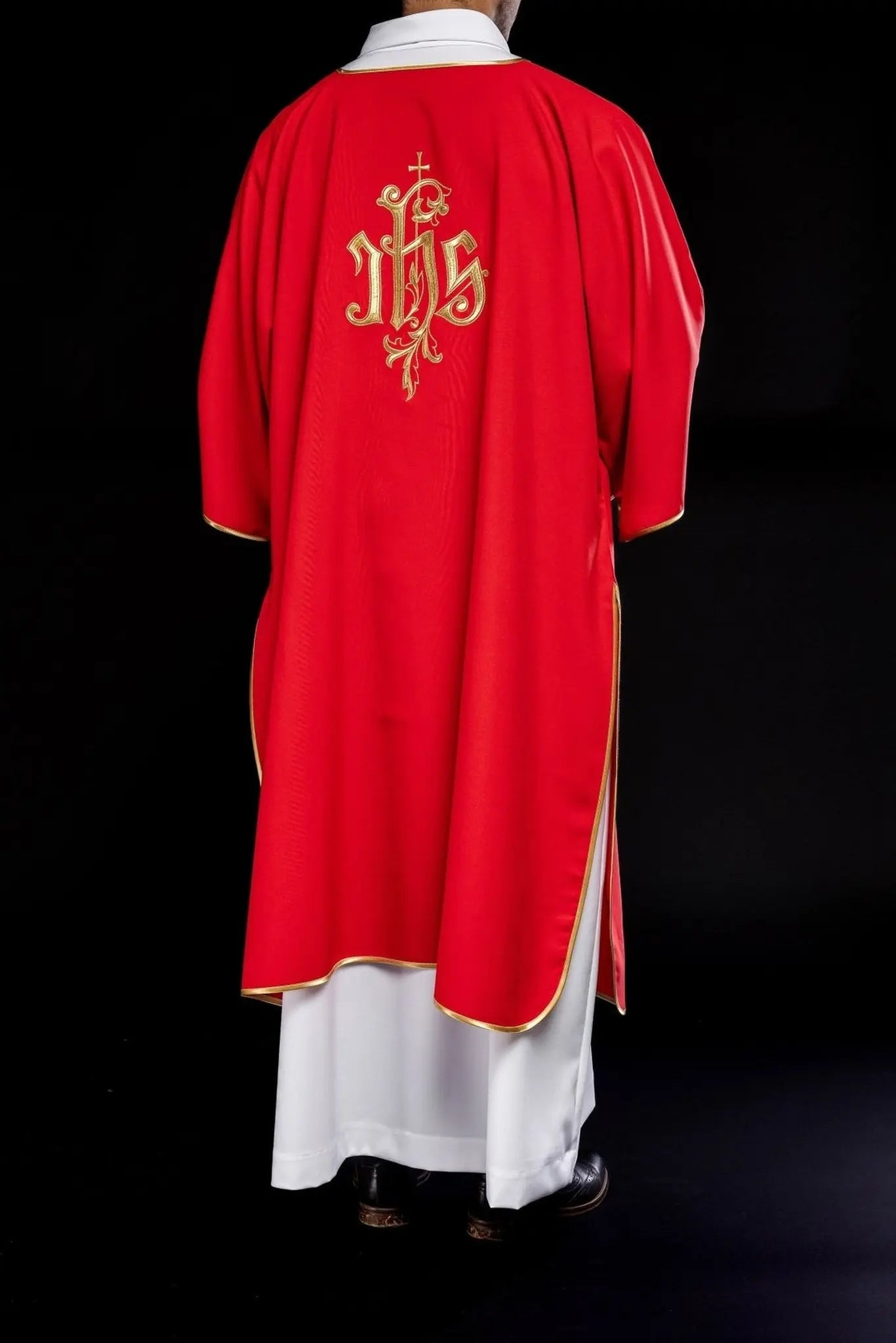 Dalmatic rouge avec motif IHS brodé