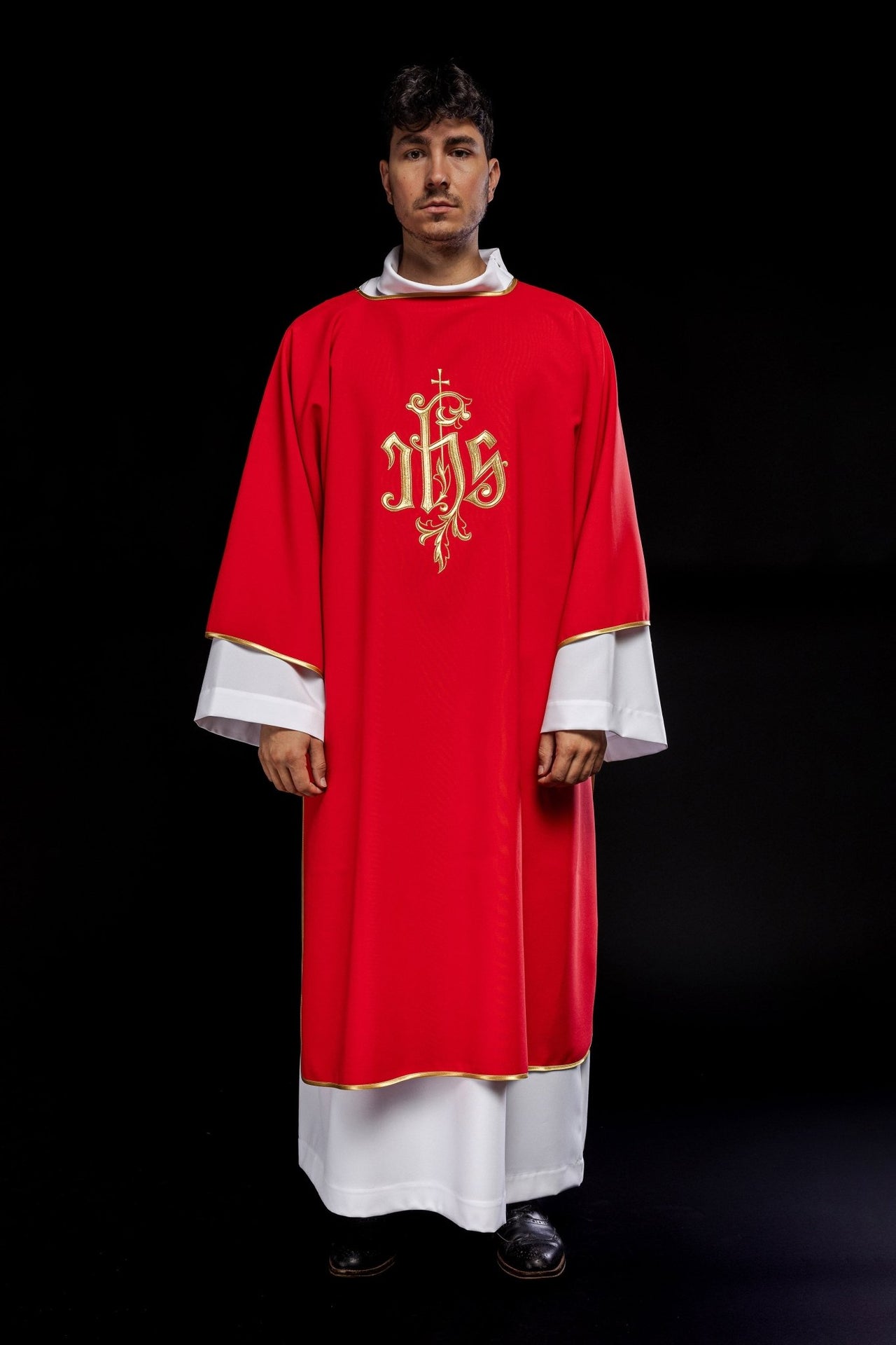 Czerwona dalmatyka z haftowanym wzorem IHS