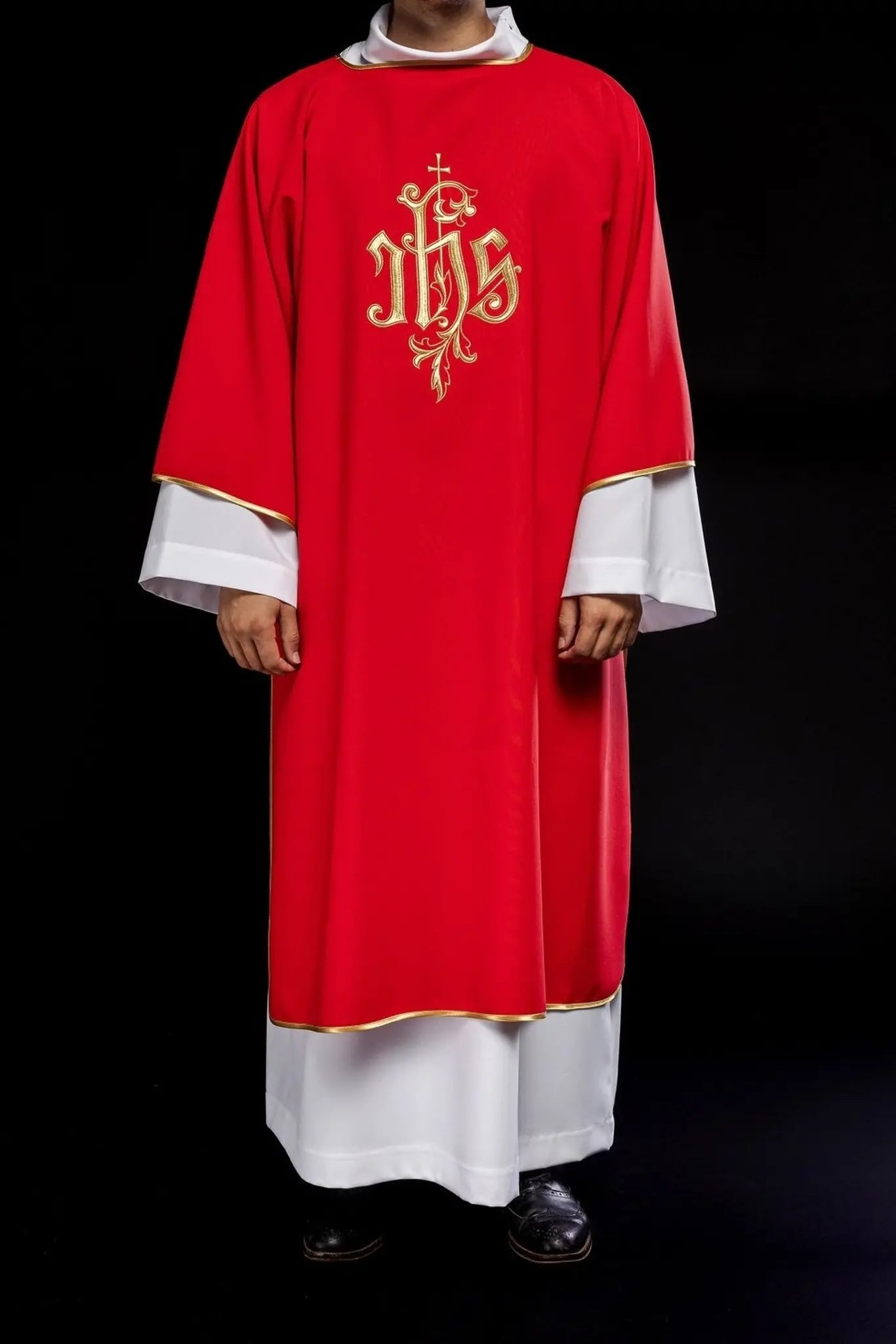 Dalmatic rouge avec motif IHS brodé