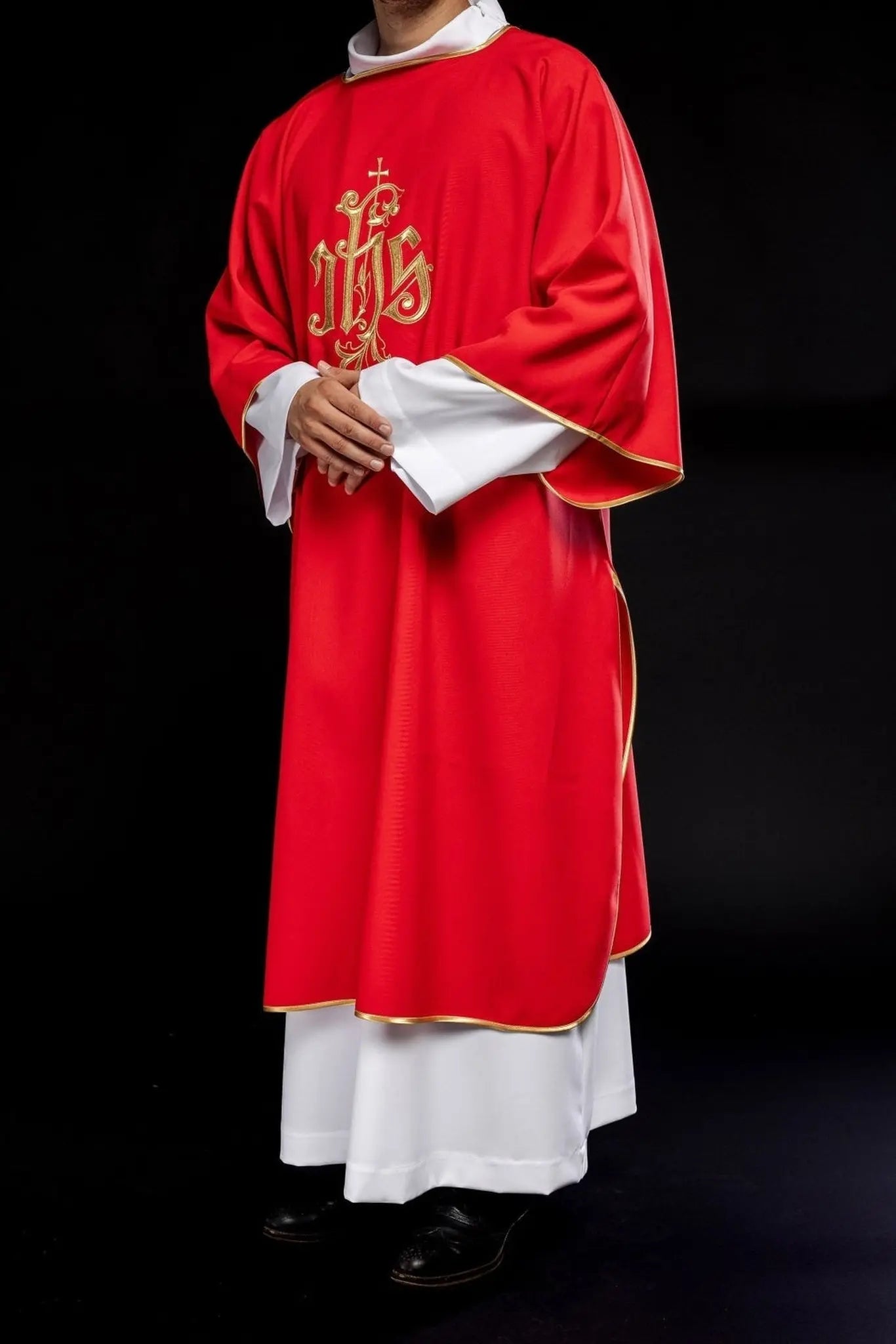 Dalmatic rouge avec motif IHS brodé