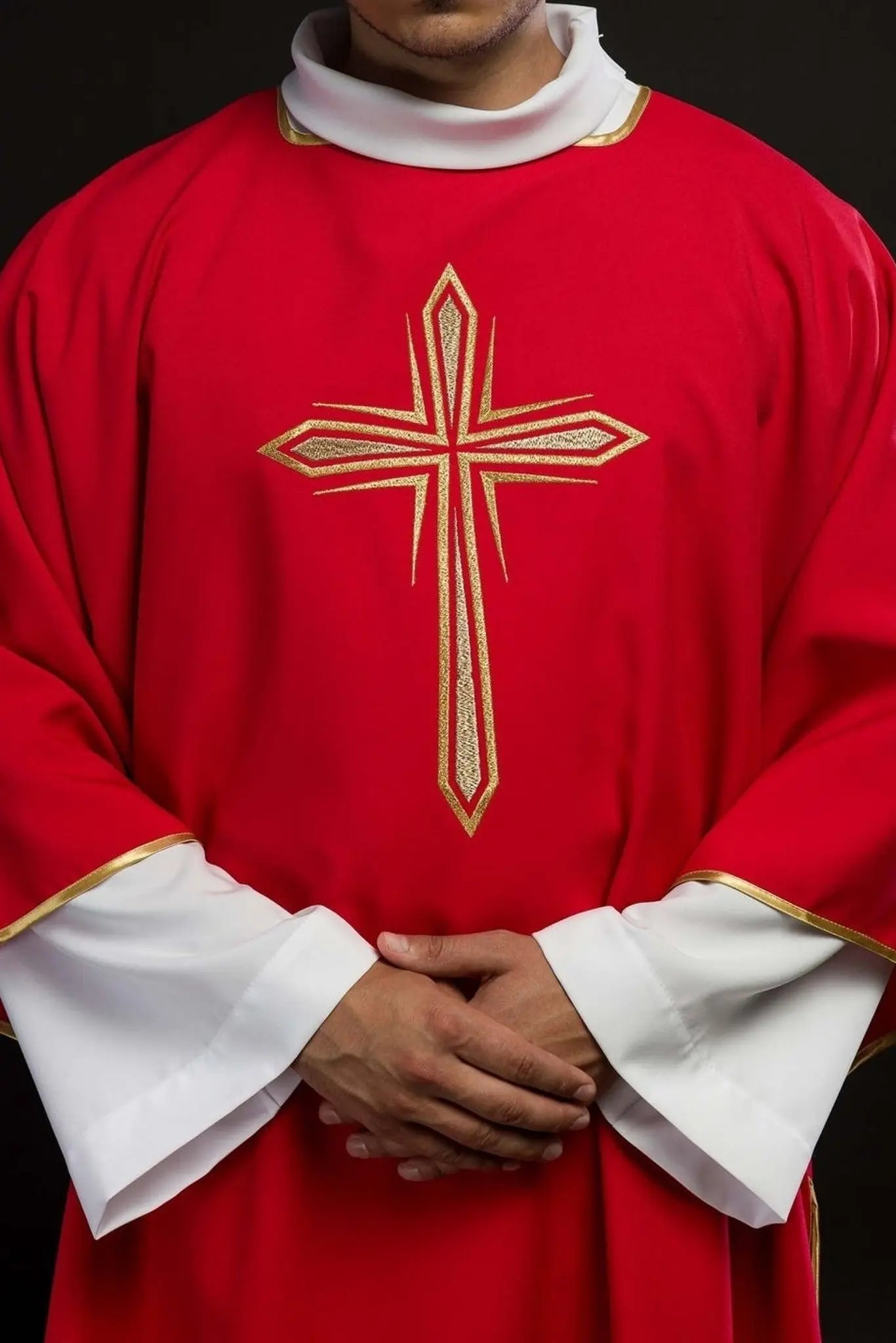 Dalmatique rouge avec croix dorée brodée