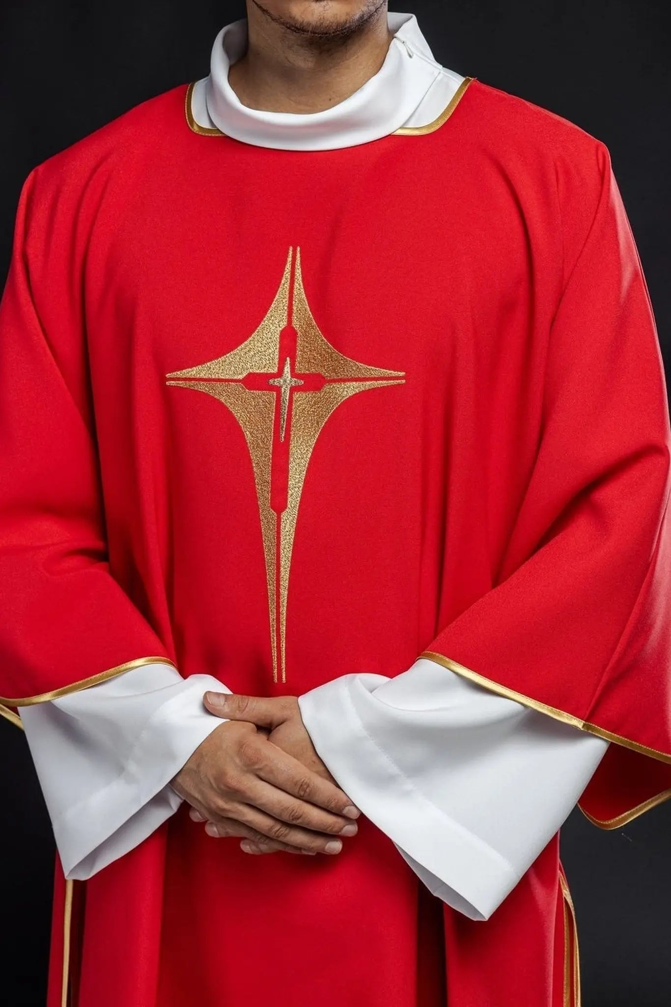 Rouge dalmatien avec croix dorée brodée