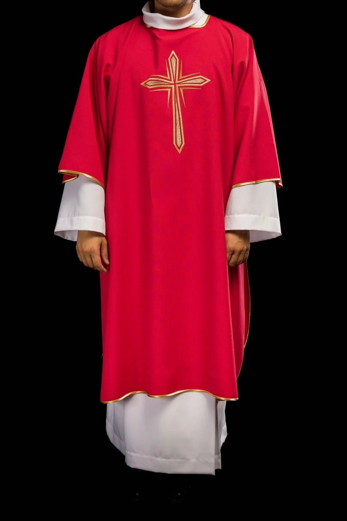 Dalmatique rouge avec croix dorée brodée