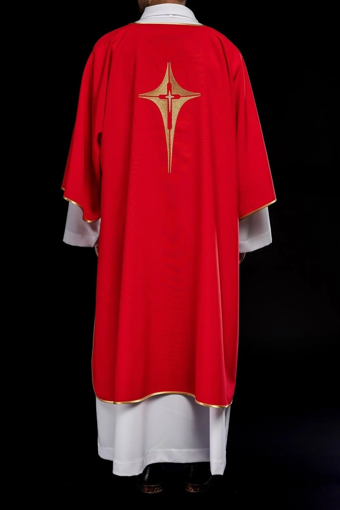 Rouge dalmatien avec croix dorée brodée