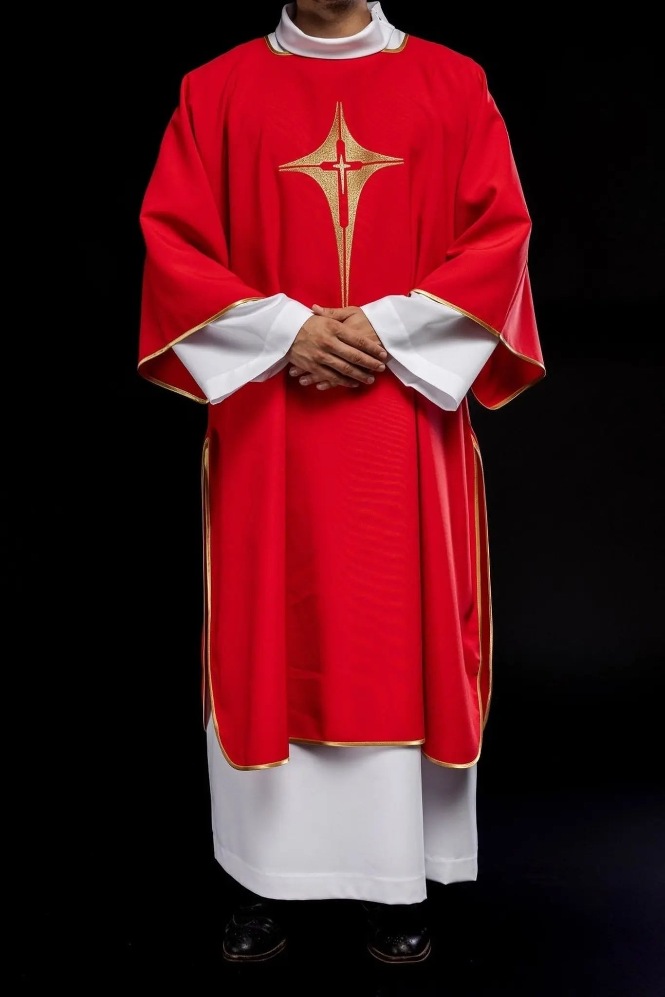 Rouge dalmatien avec croix dorée brodée