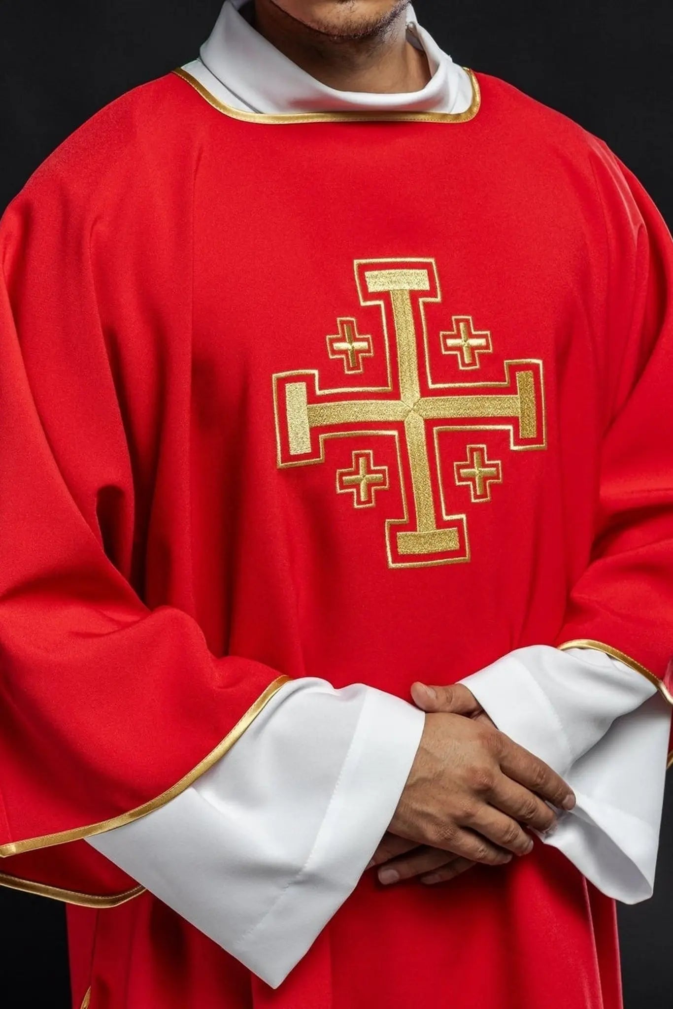 Rouge Dalmatie avec croix dorées brodées