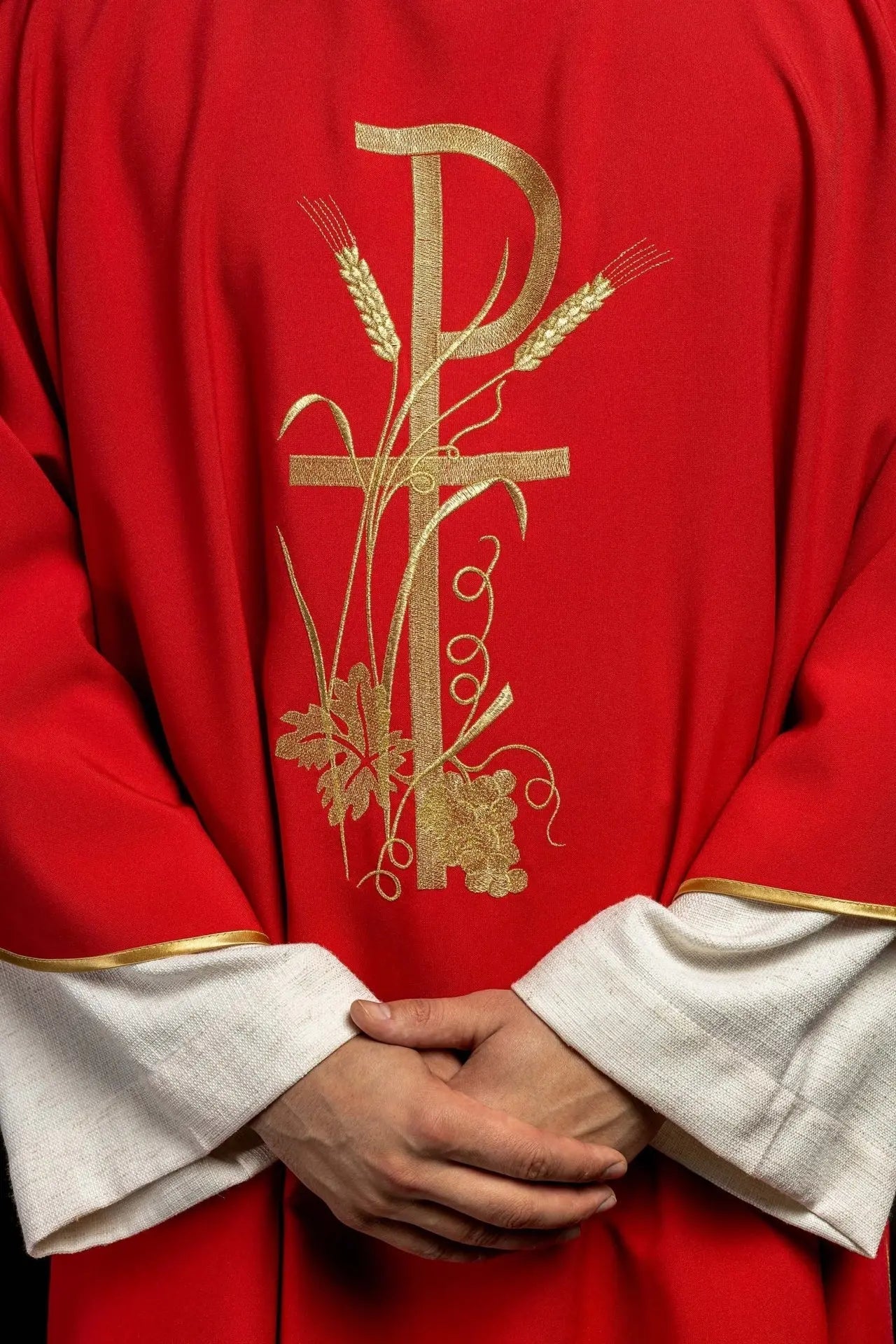Dalmatique rouge avec broderie de croix Pax dorée