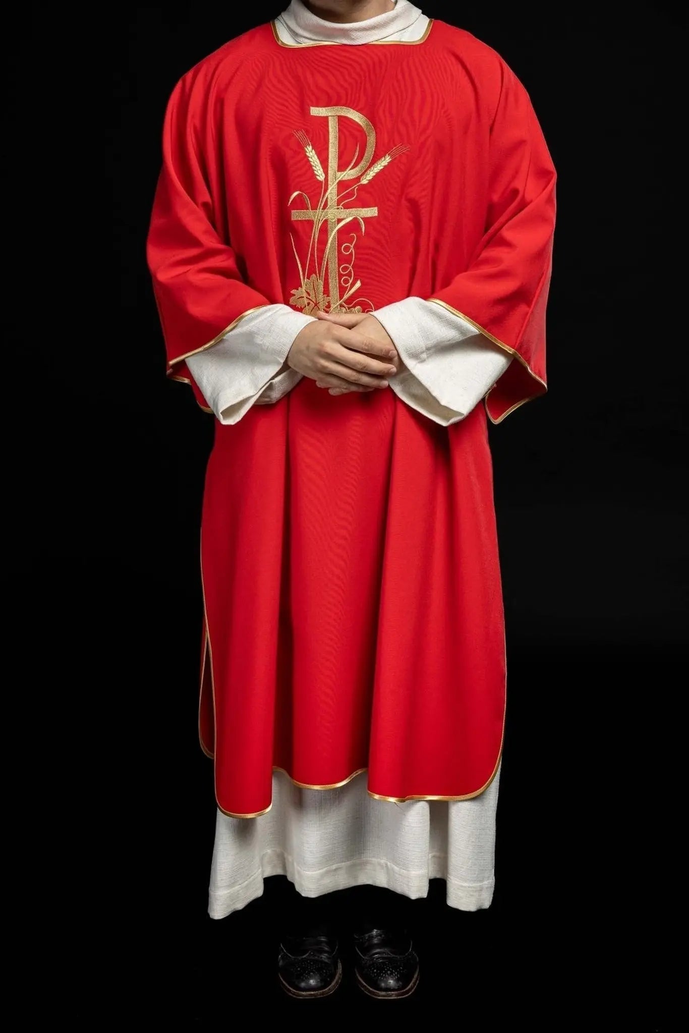 Dalmatique rouge avec broderie de croix Pax dorée