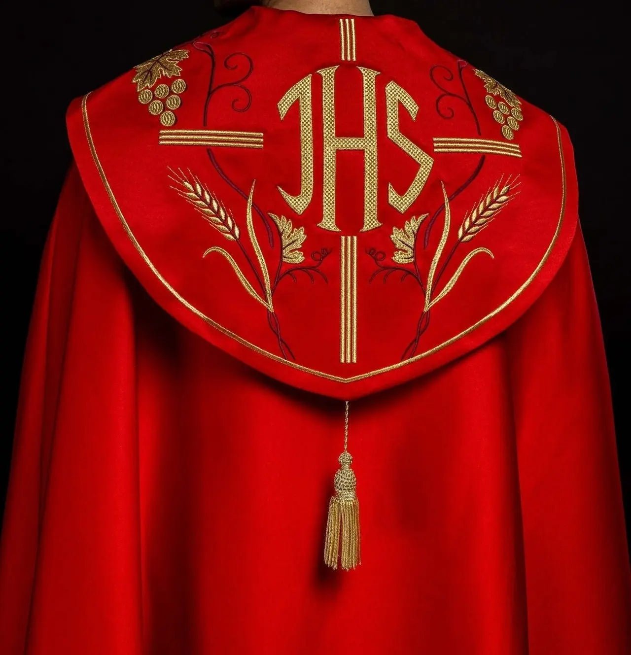 Chape liturgique rouge avec broderie dorée IHS et raisin