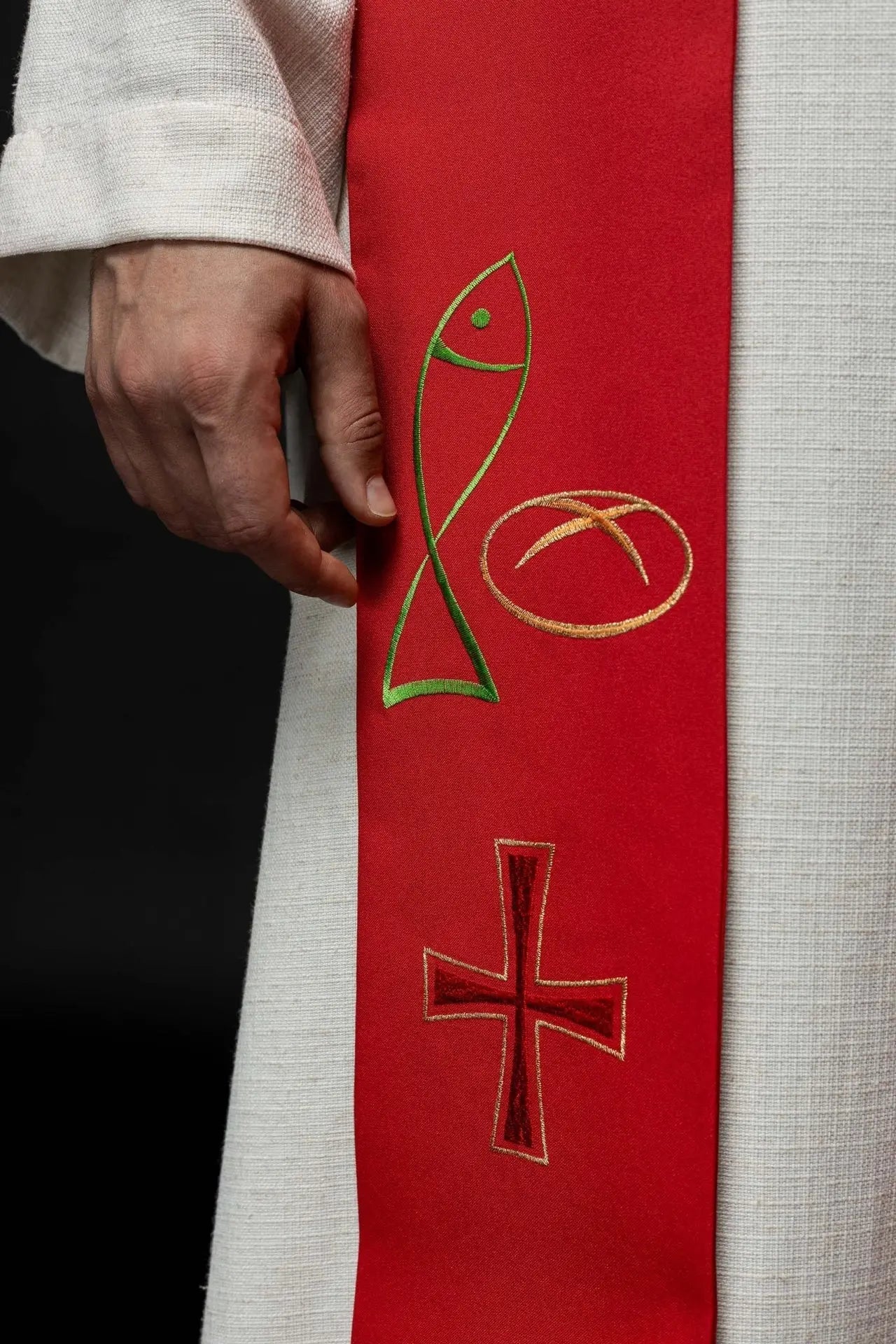 Étola de prêtre rouge brodée avec motif Croix du Pain de Poisson
