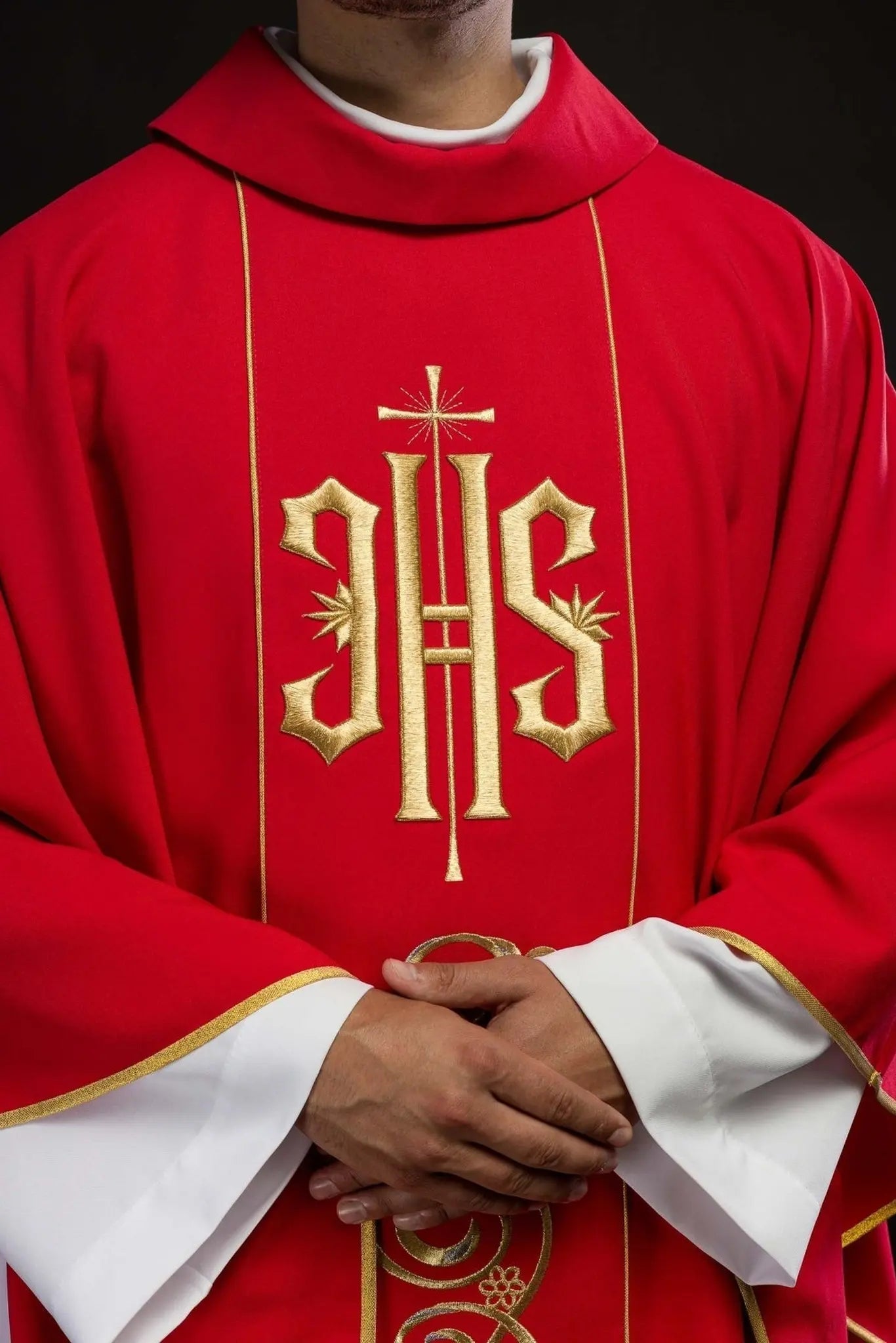 Chasuble rouge brodée avec IHS