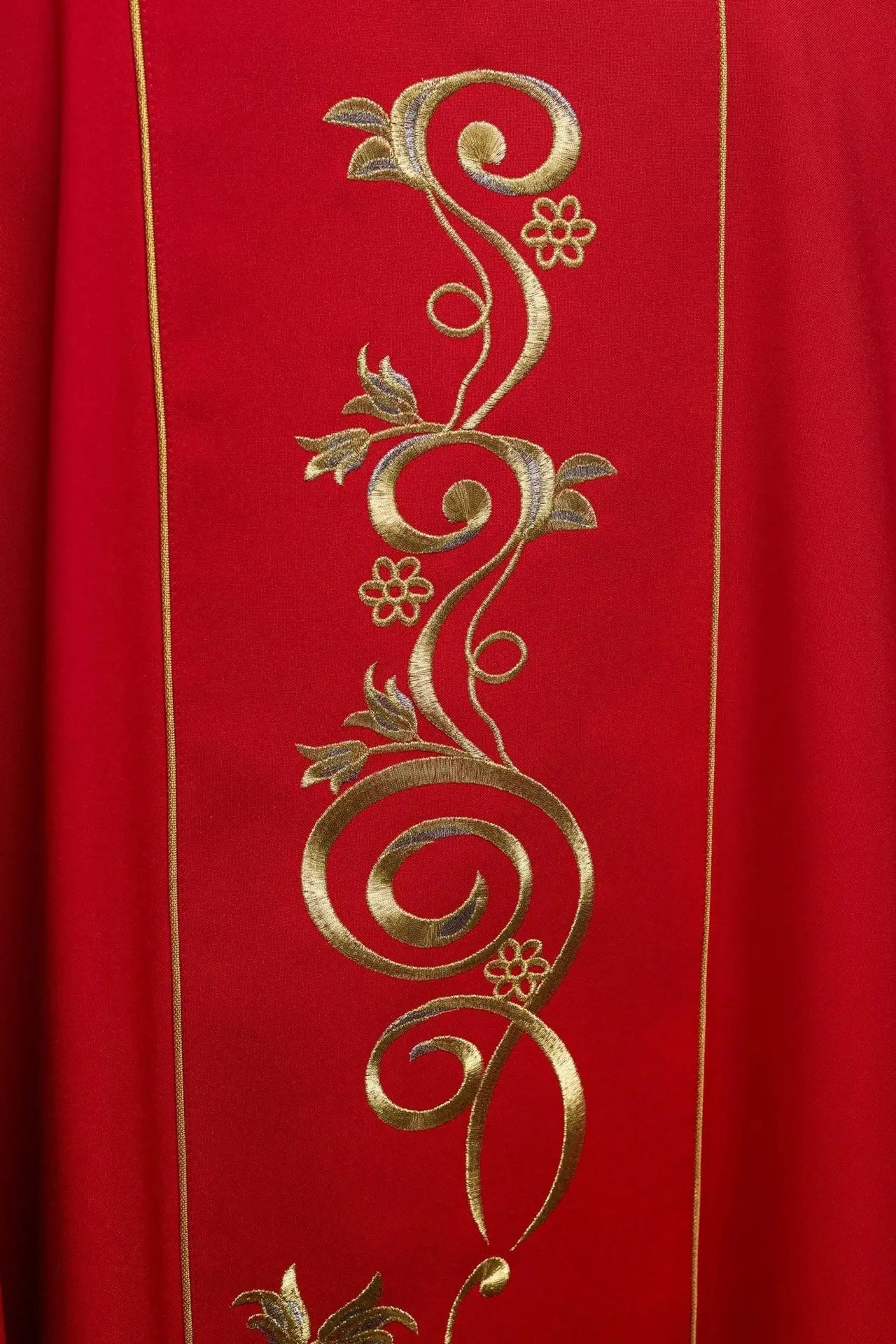 Chasuble rouge brodée avec IHS