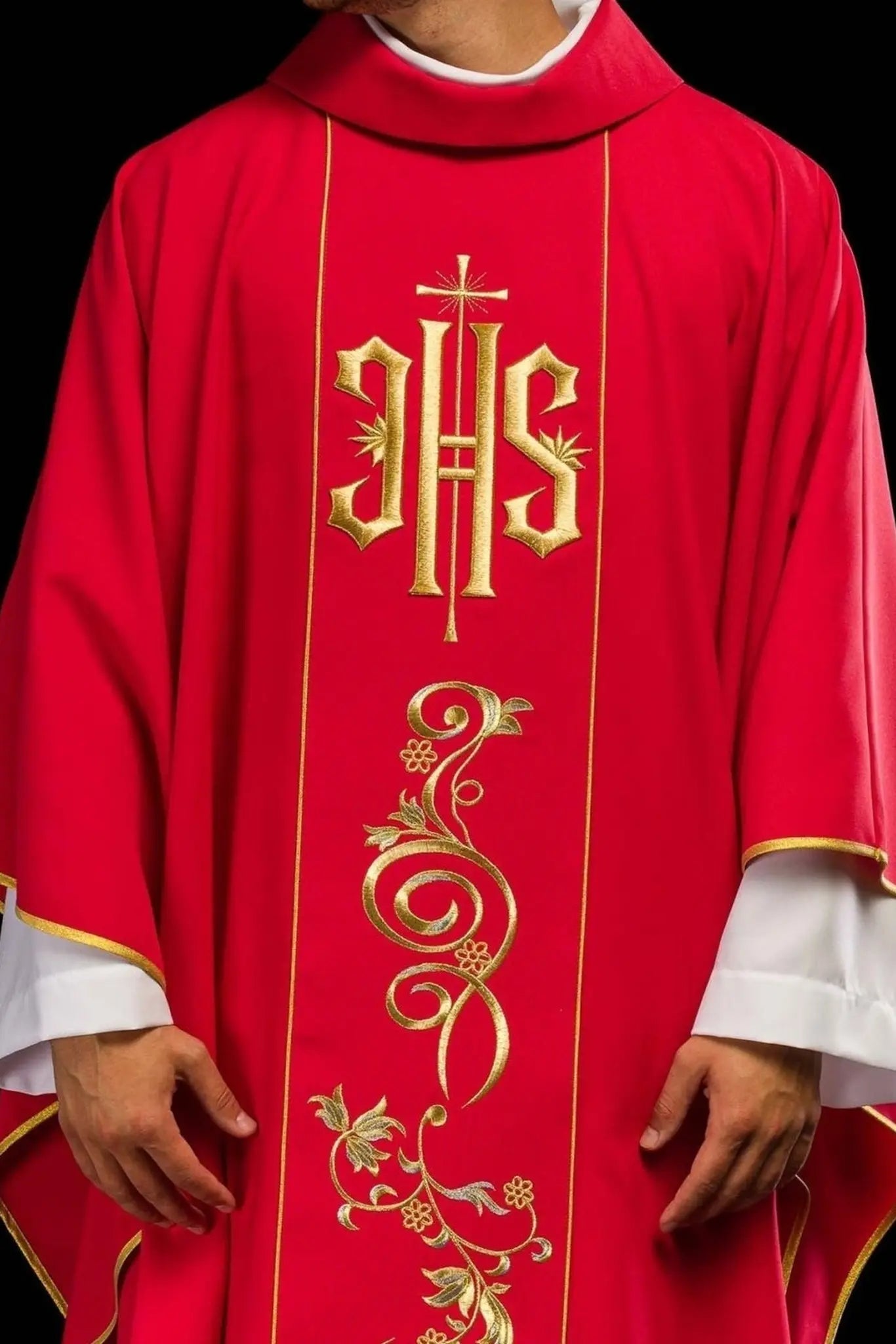 Chasuble rouge brodée avec IHS