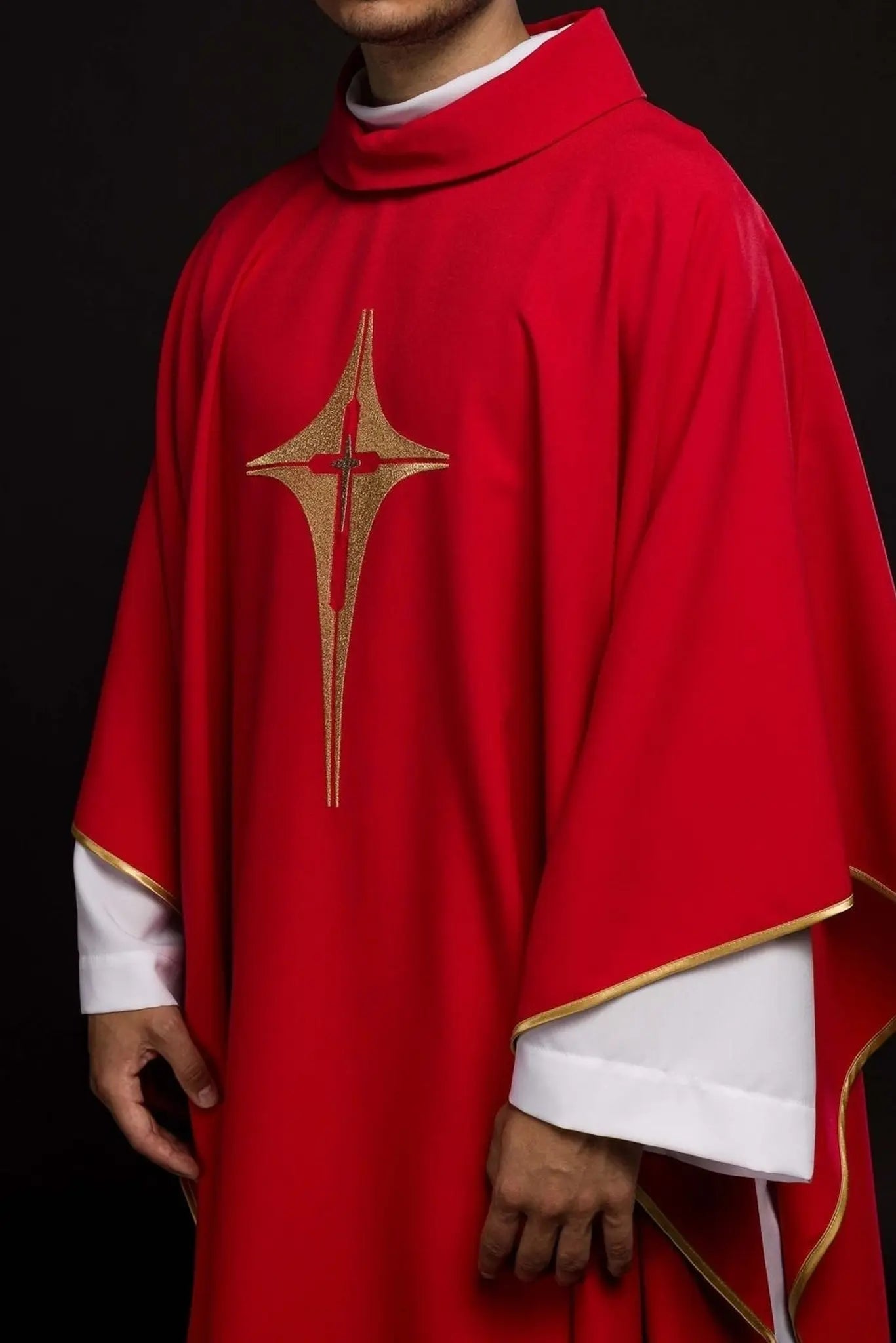 Chasuble rouge brodée avec motif de croix