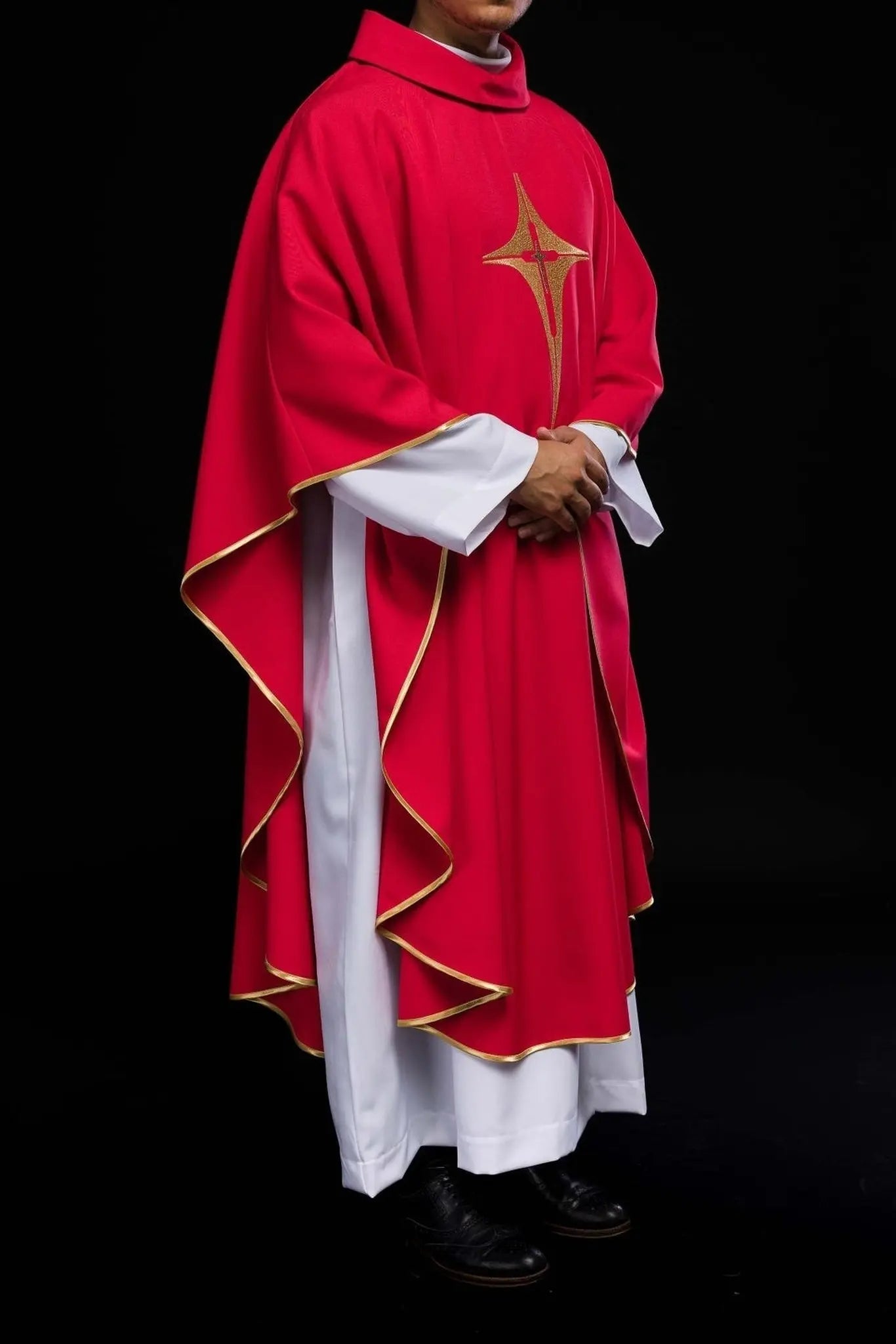 Chasuble rouge brodée avec motif de croix