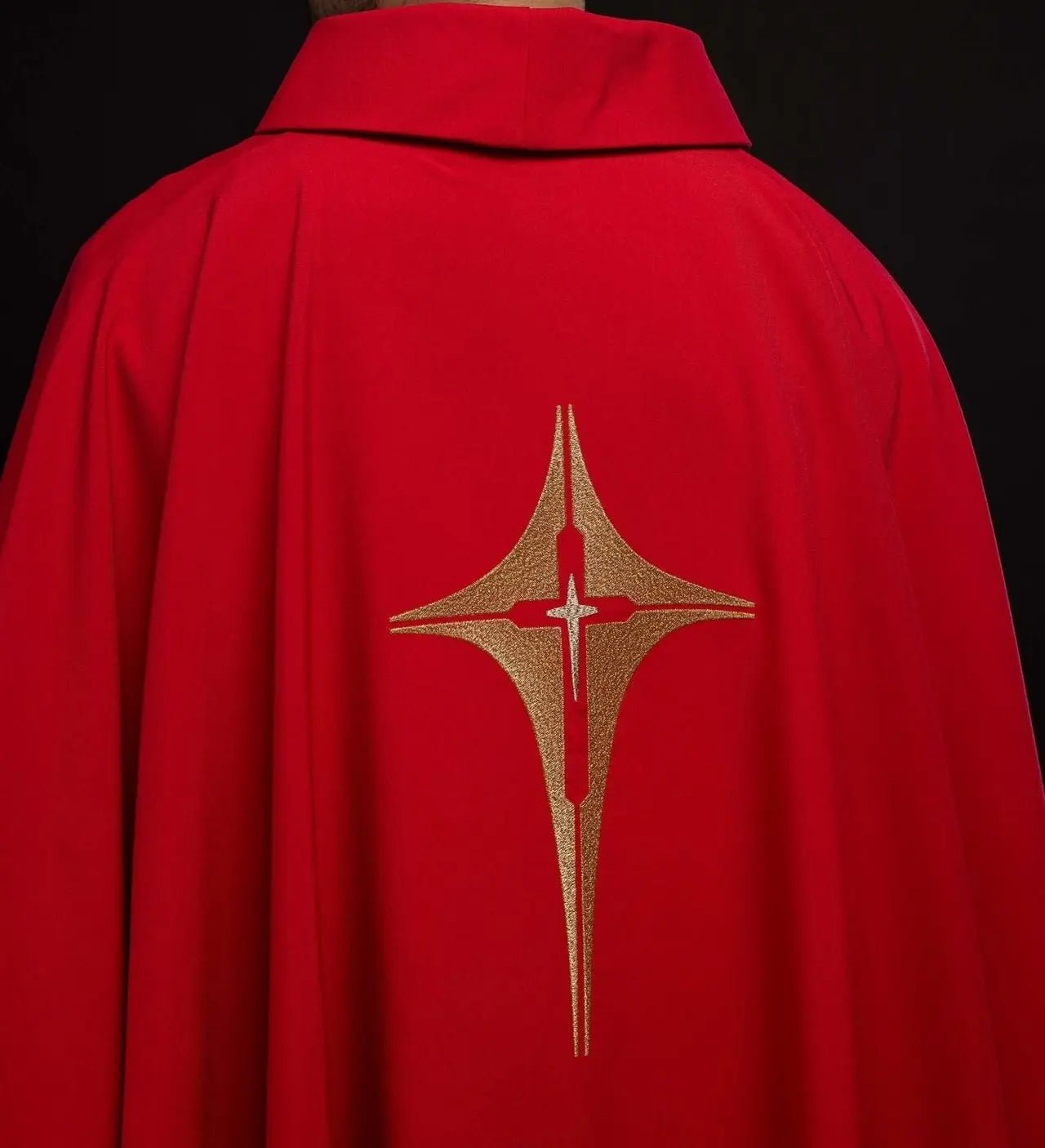 Chasuble rouge brodée avec motif de croix
