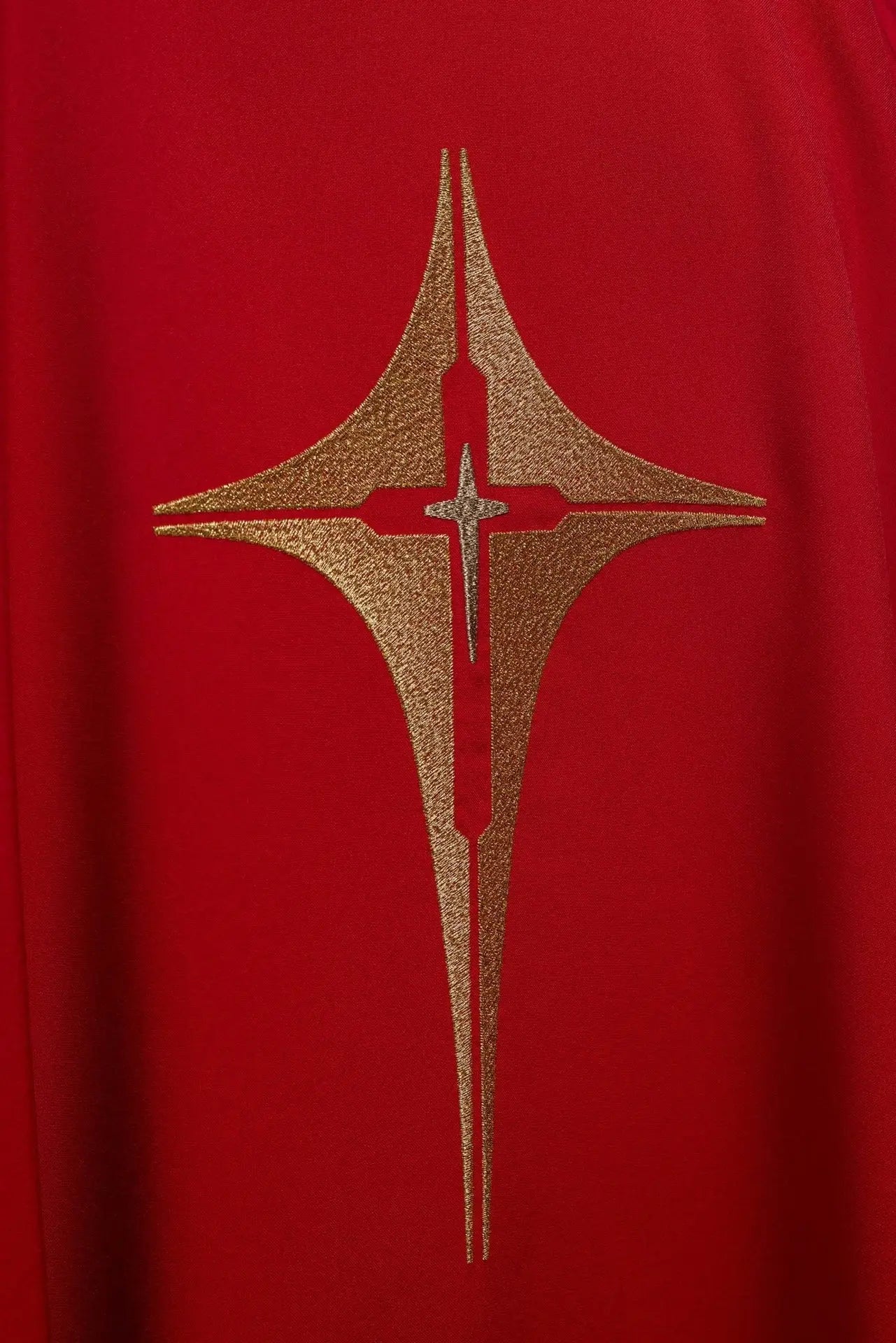 Chasuble rouge brodée avec motif de croix