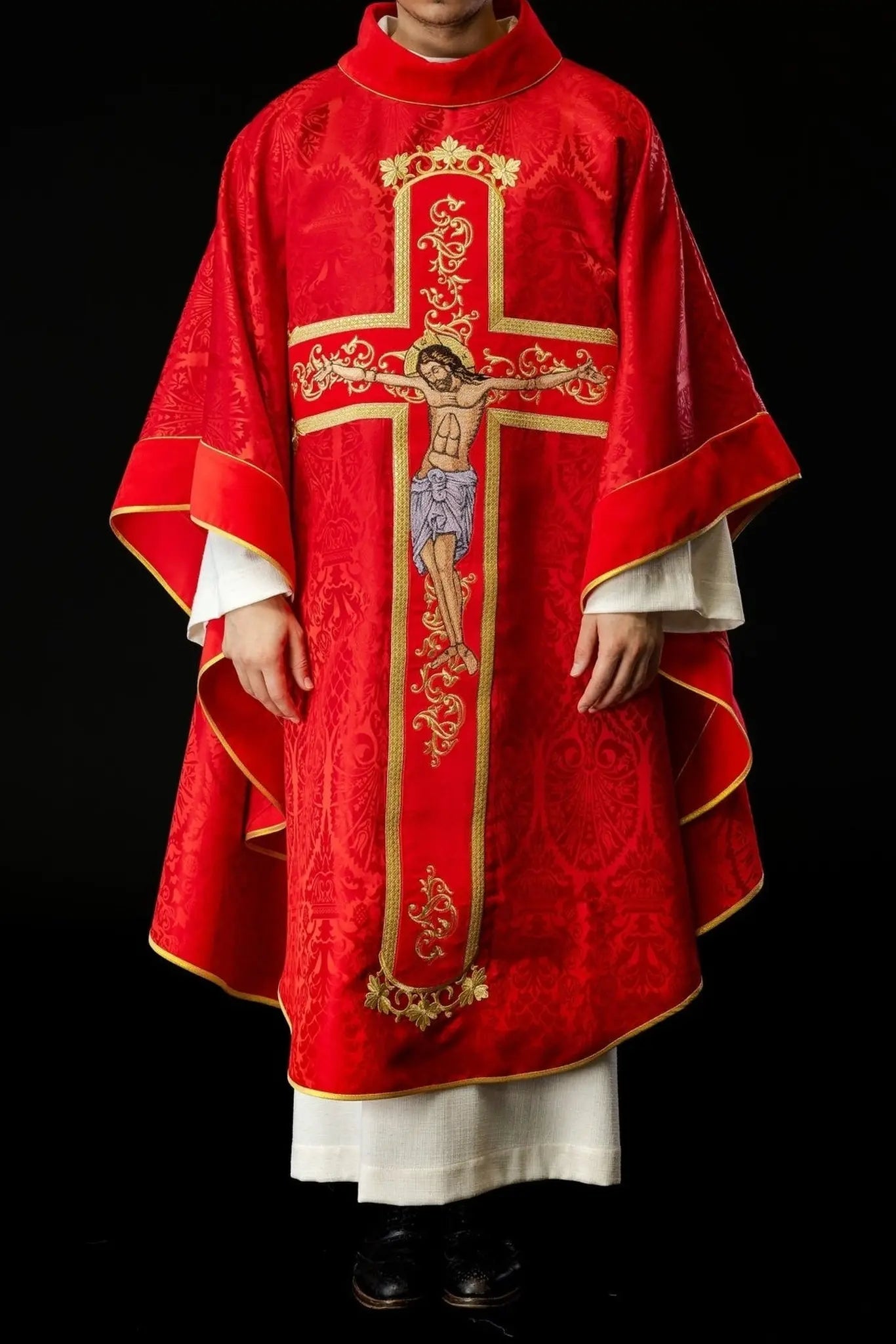 Chasuble rouge brodée avec le motif de Jésus-Christ