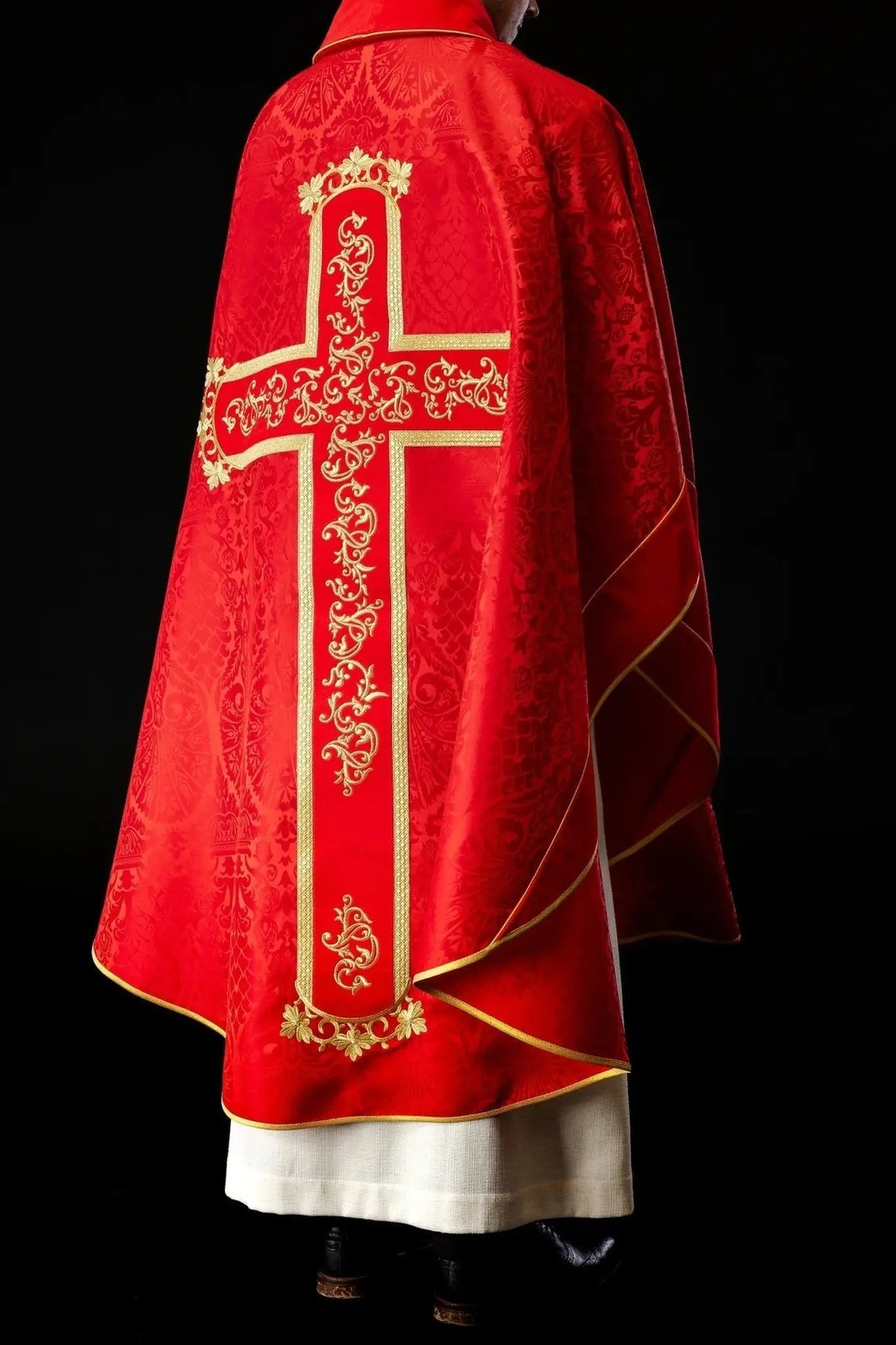 Chasuble rouge brodée avec le motif de Jésus-Christ