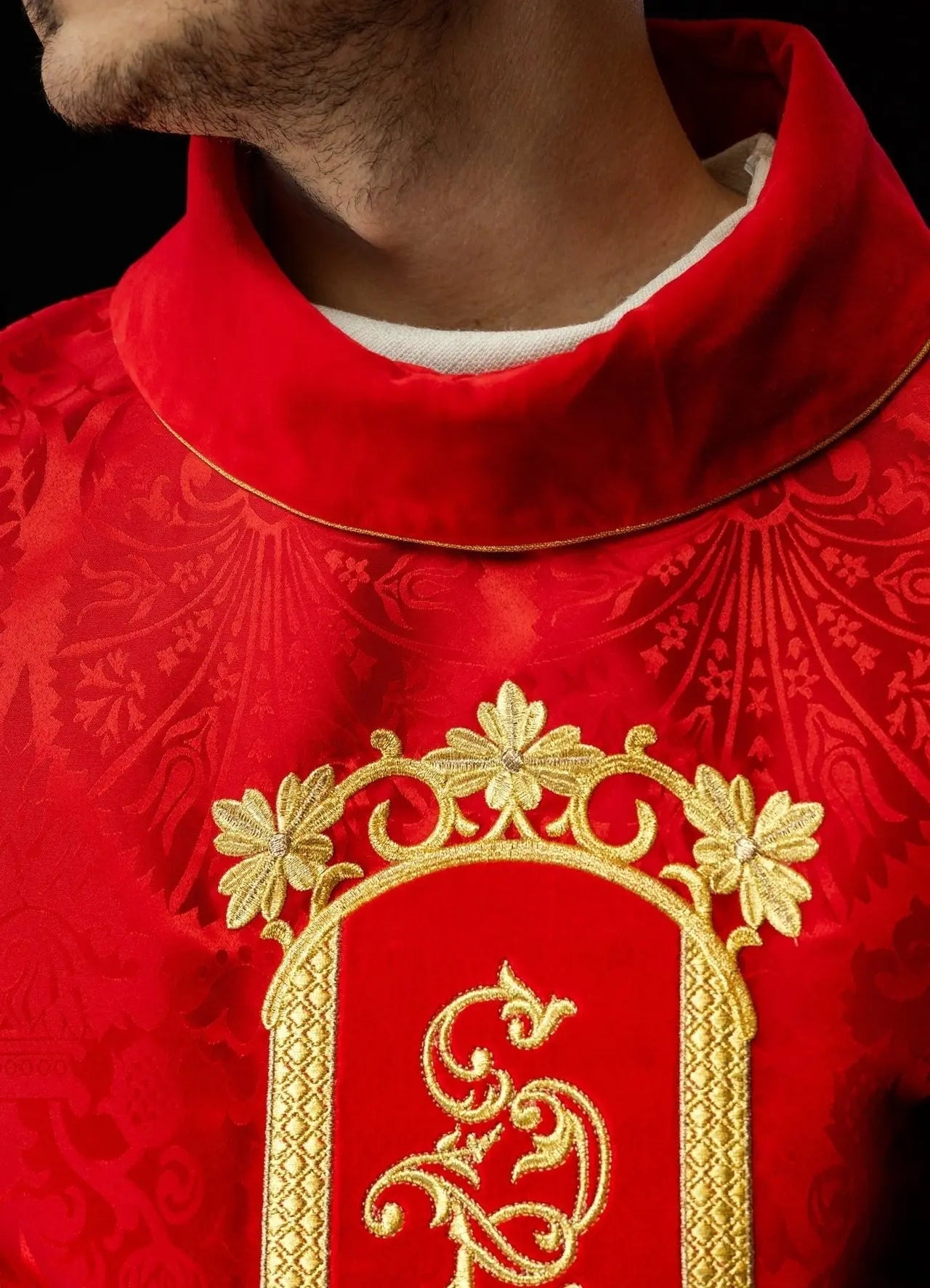Chasuble rouge brodée avec le motif de Jésus-Christ