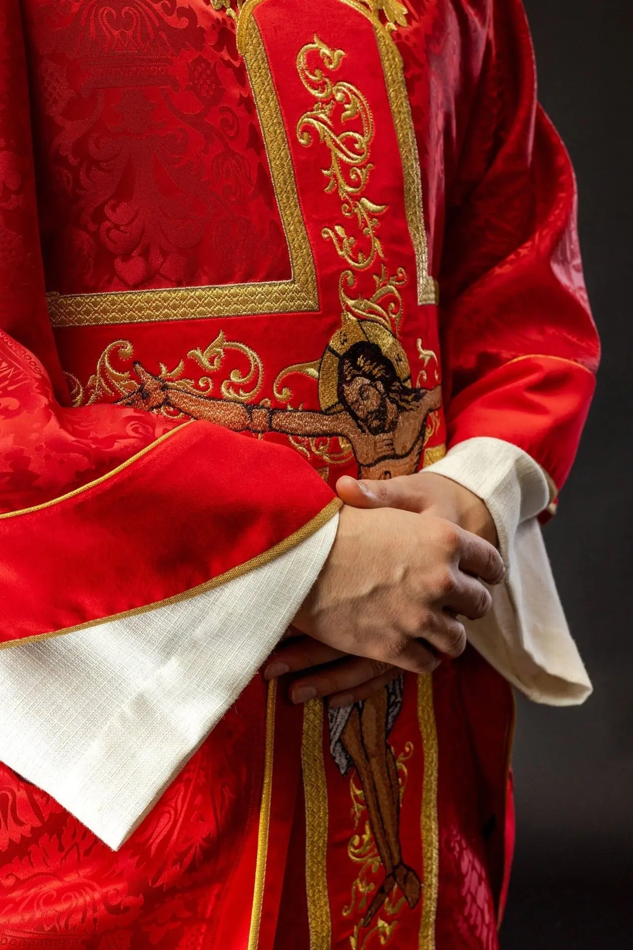 Chasuble rouge brodée avec le motif de Jésus-Christ