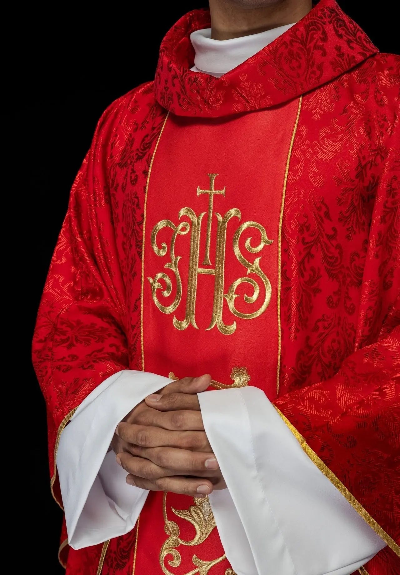 Chasuble liturgique rouge avec ceinture IHS richement décorée