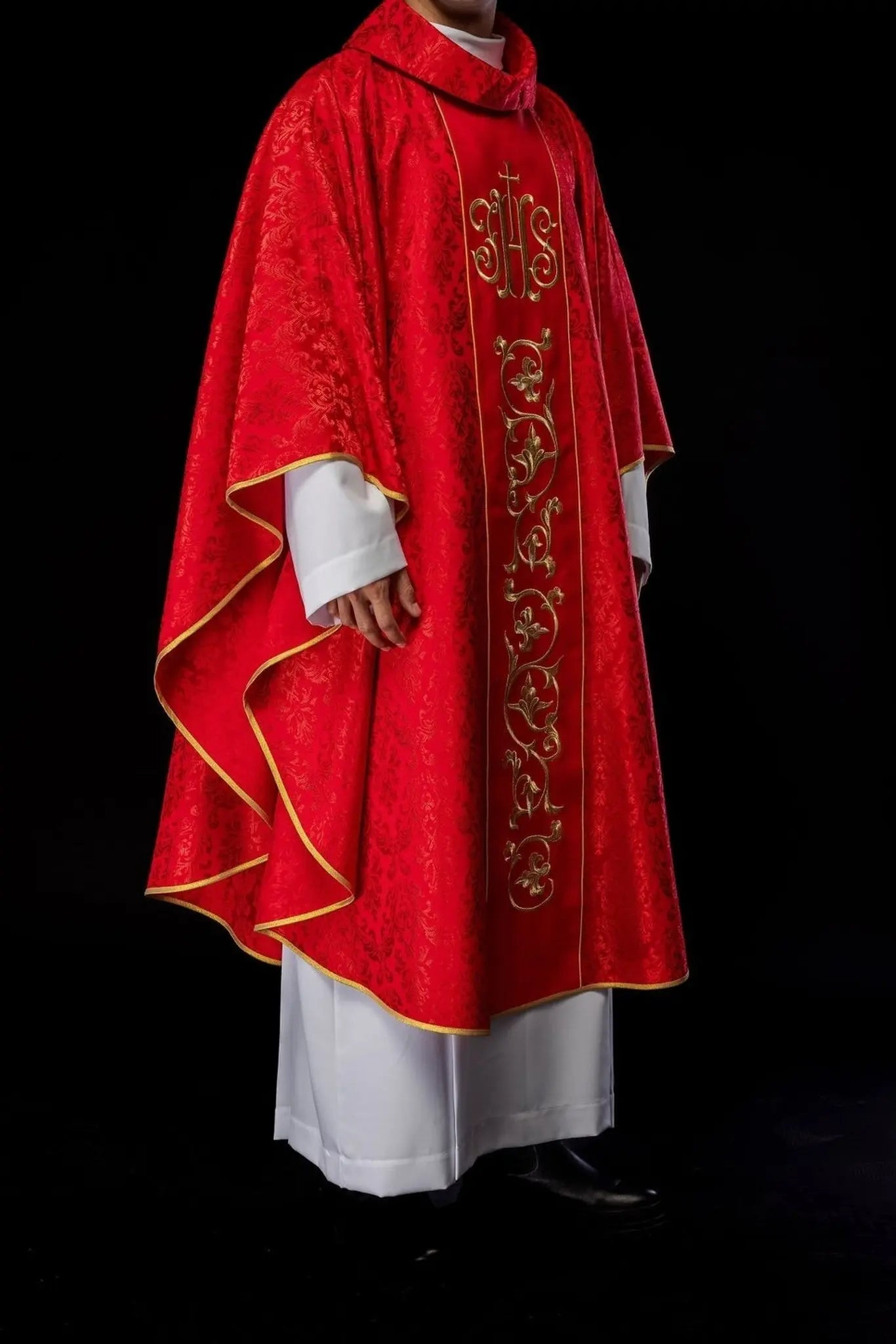 Chasuble liturgique rouge avec ceinture IHS richement décorée