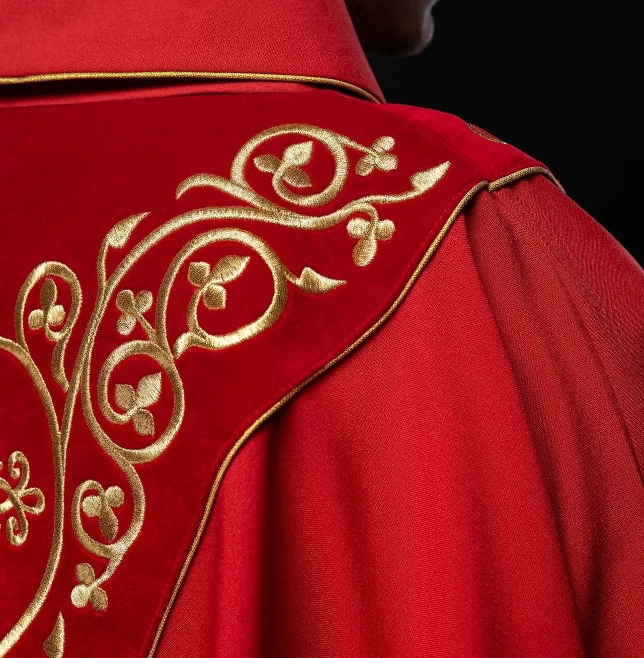 Chasuble liturgique rouge décorée de broderies sur velours