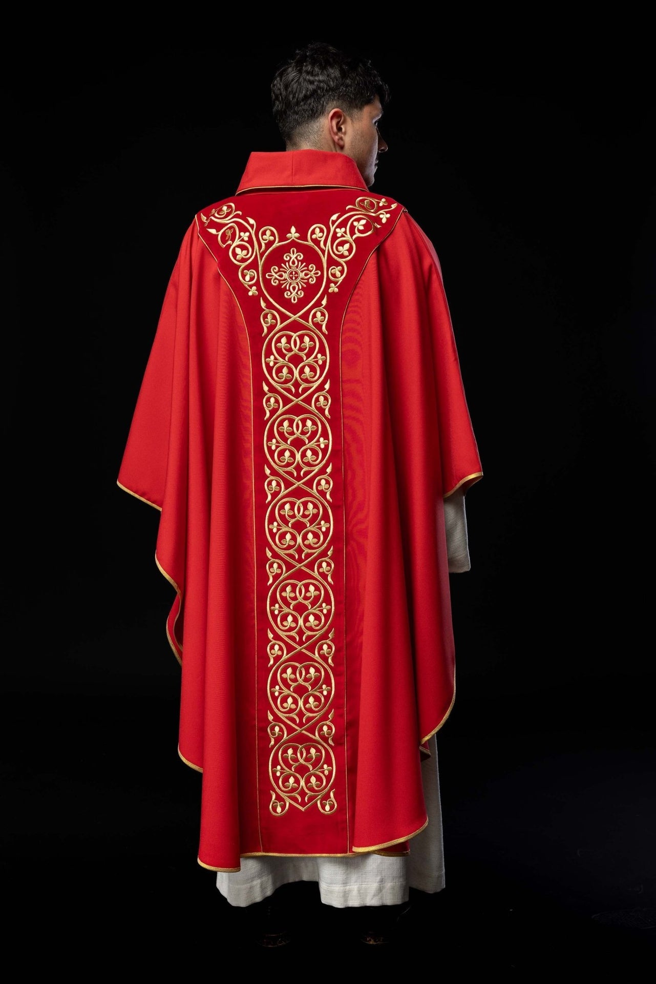 Czerwony ornat liturgiczny zdobiony haftem na aksamicie