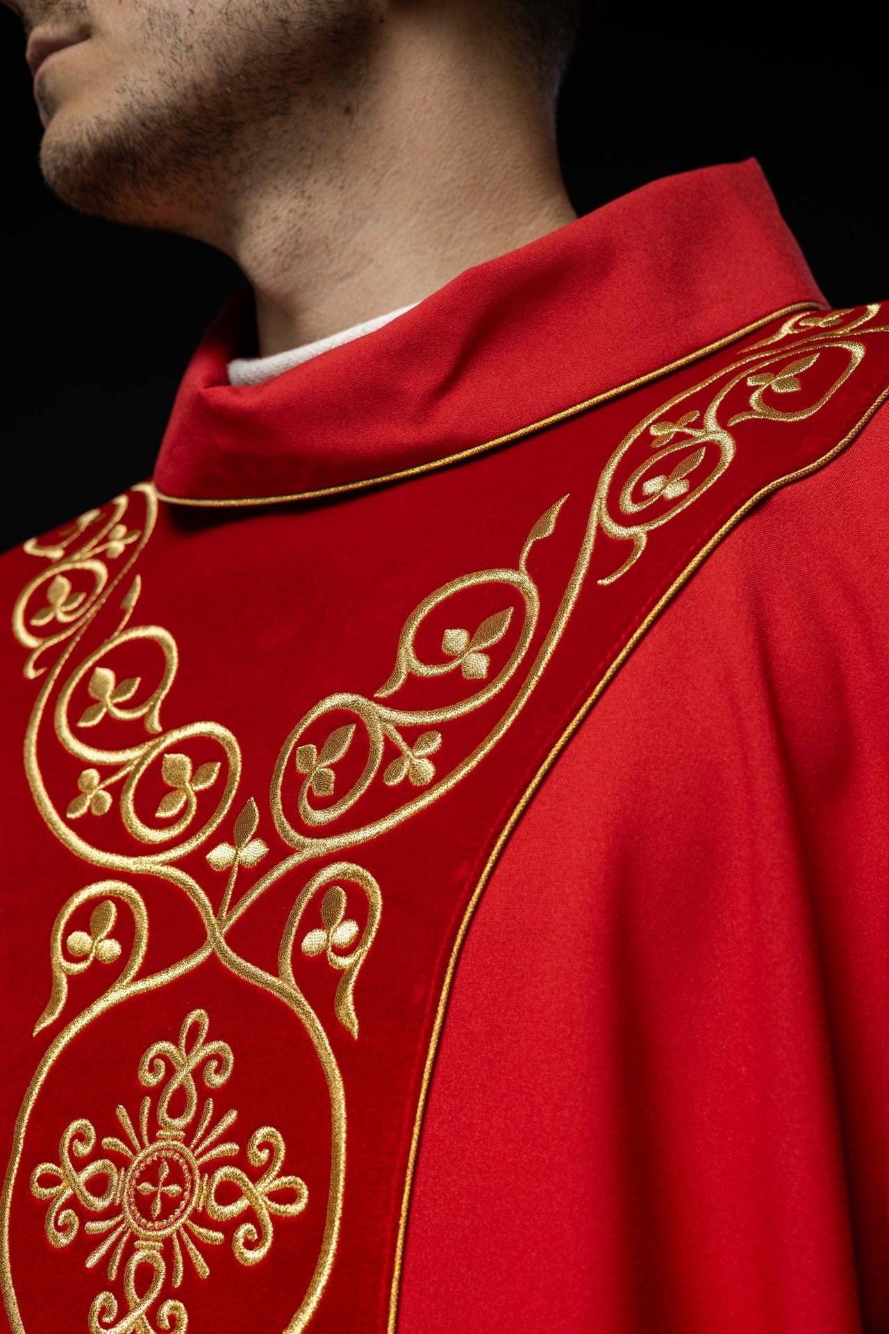 Czerwony ornat liturgiczny zdobiony haftem na aksamicie