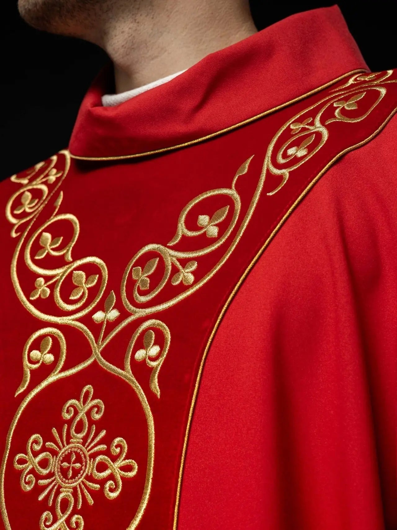 Chasuble liturgique rouge décorée de broderies sur velours