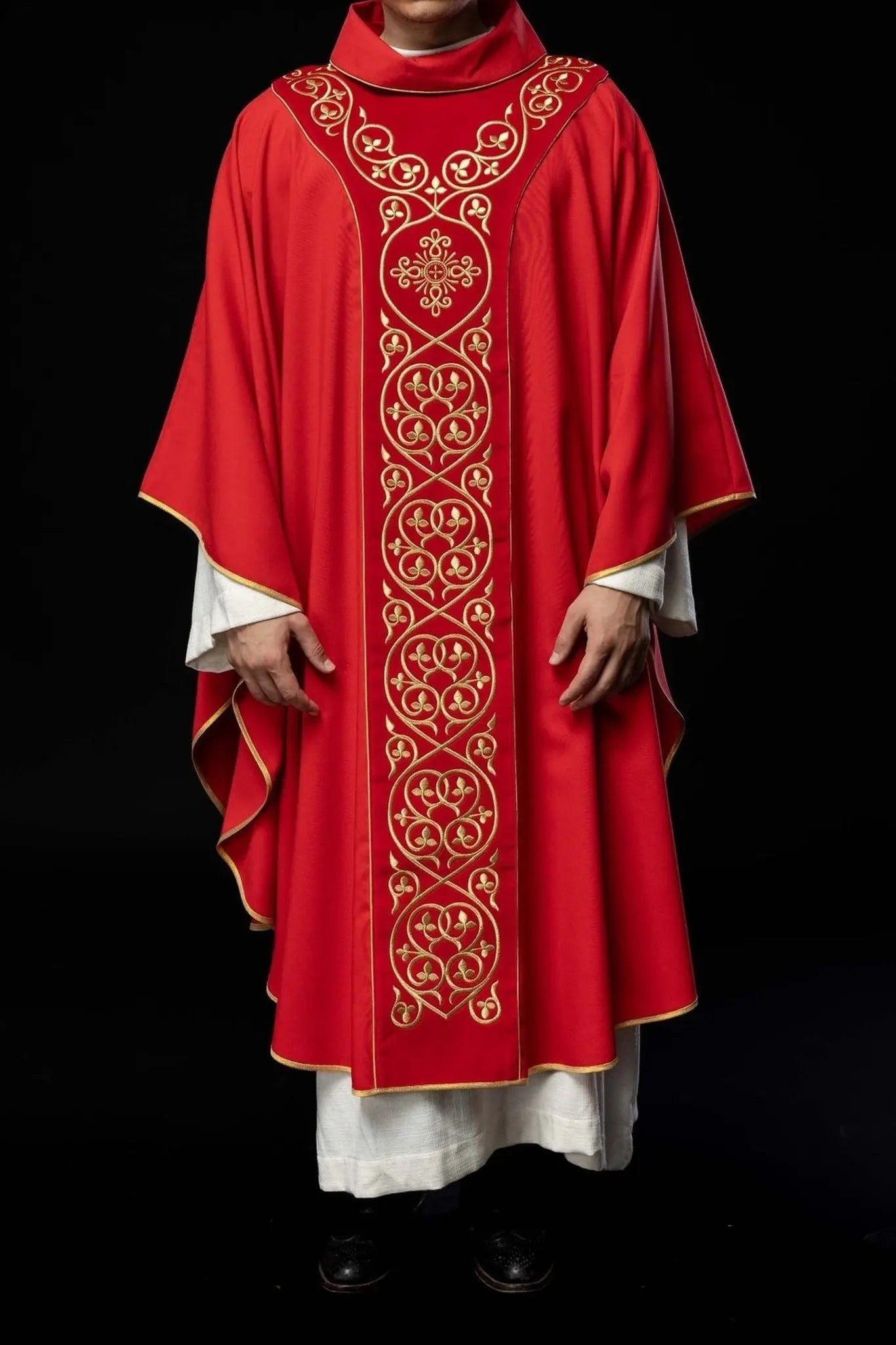 Chasuble liturgique rouge décorée de broderies sur velours
