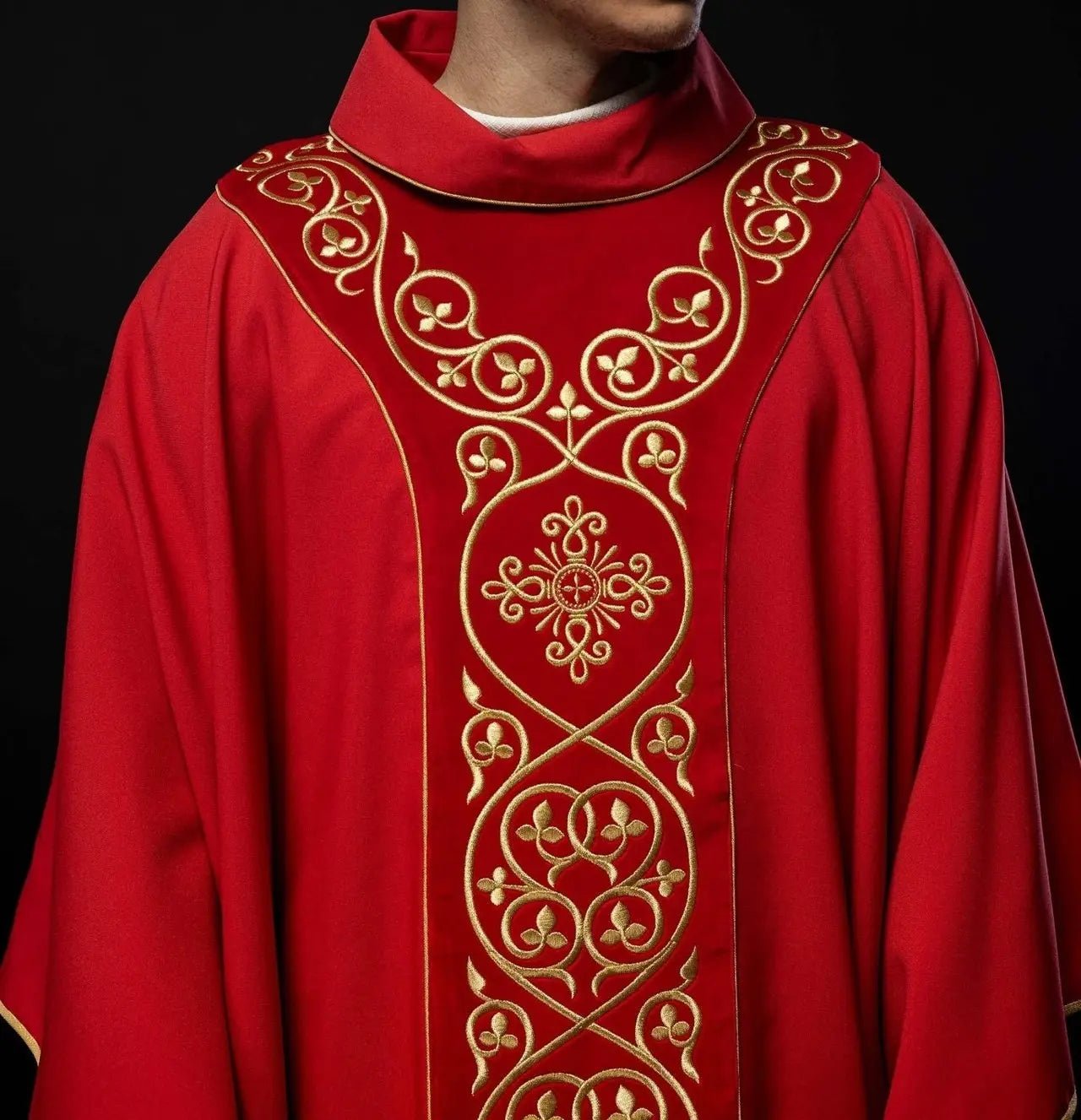 Chasuble liturgique rouge décorée de broderies sur velours
