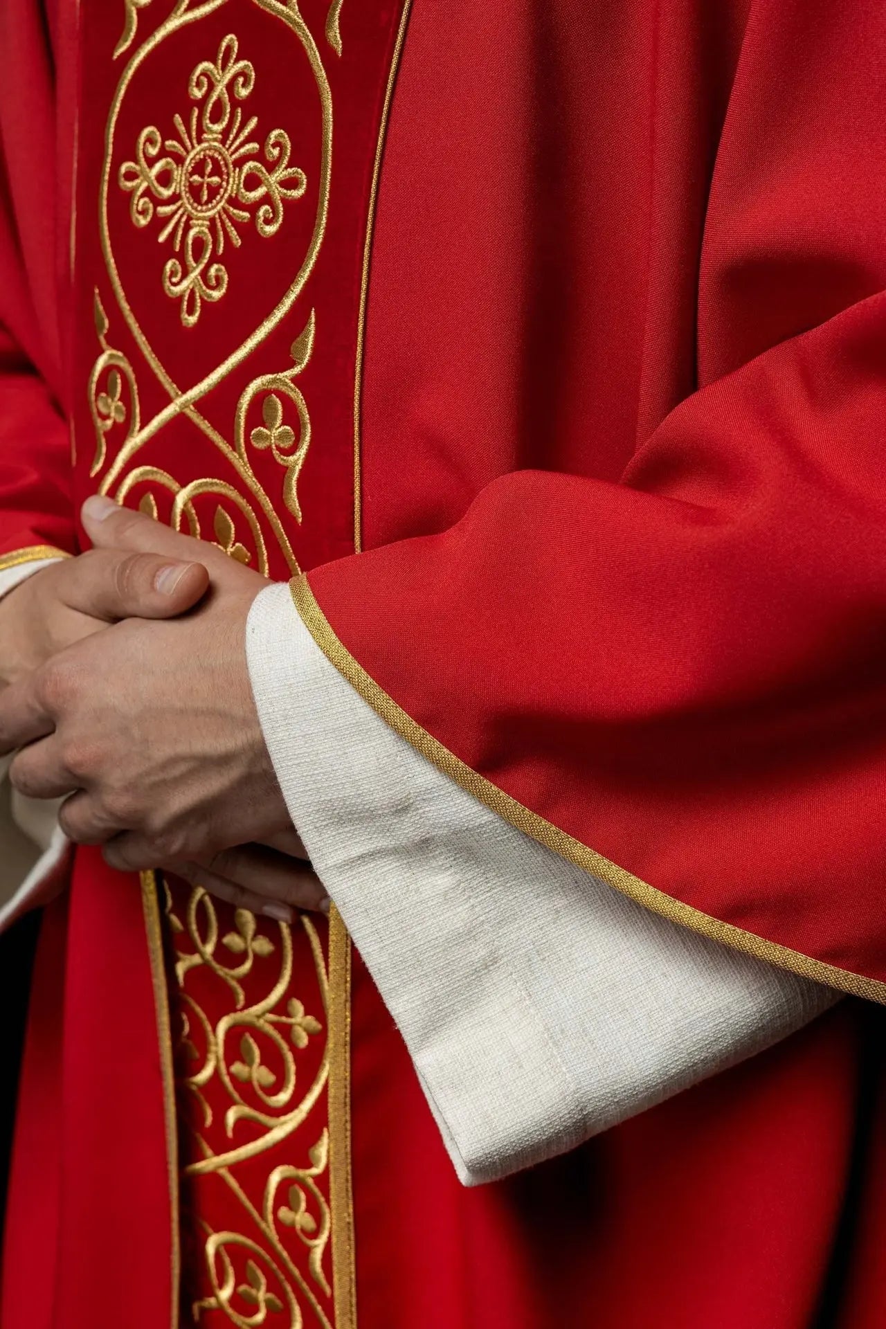 Chasuble liturgique rouge décorée de broderies sur velours