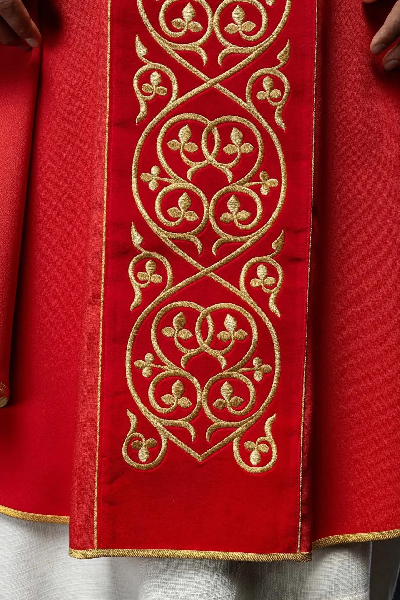 Chasuble liturgique rouge décorée de broderies sur velours