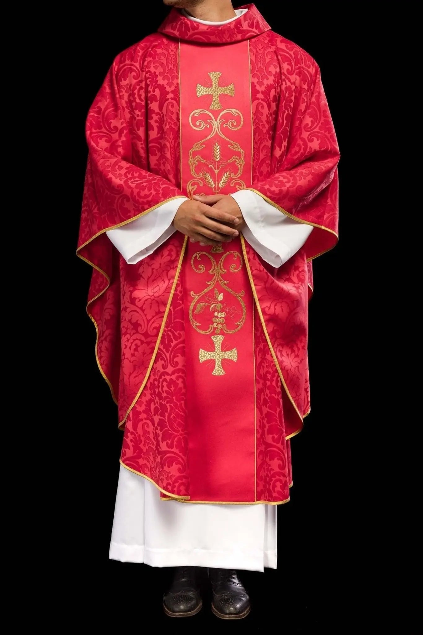 Chasuble liturgique rouge décorée d'une ceinture brodée