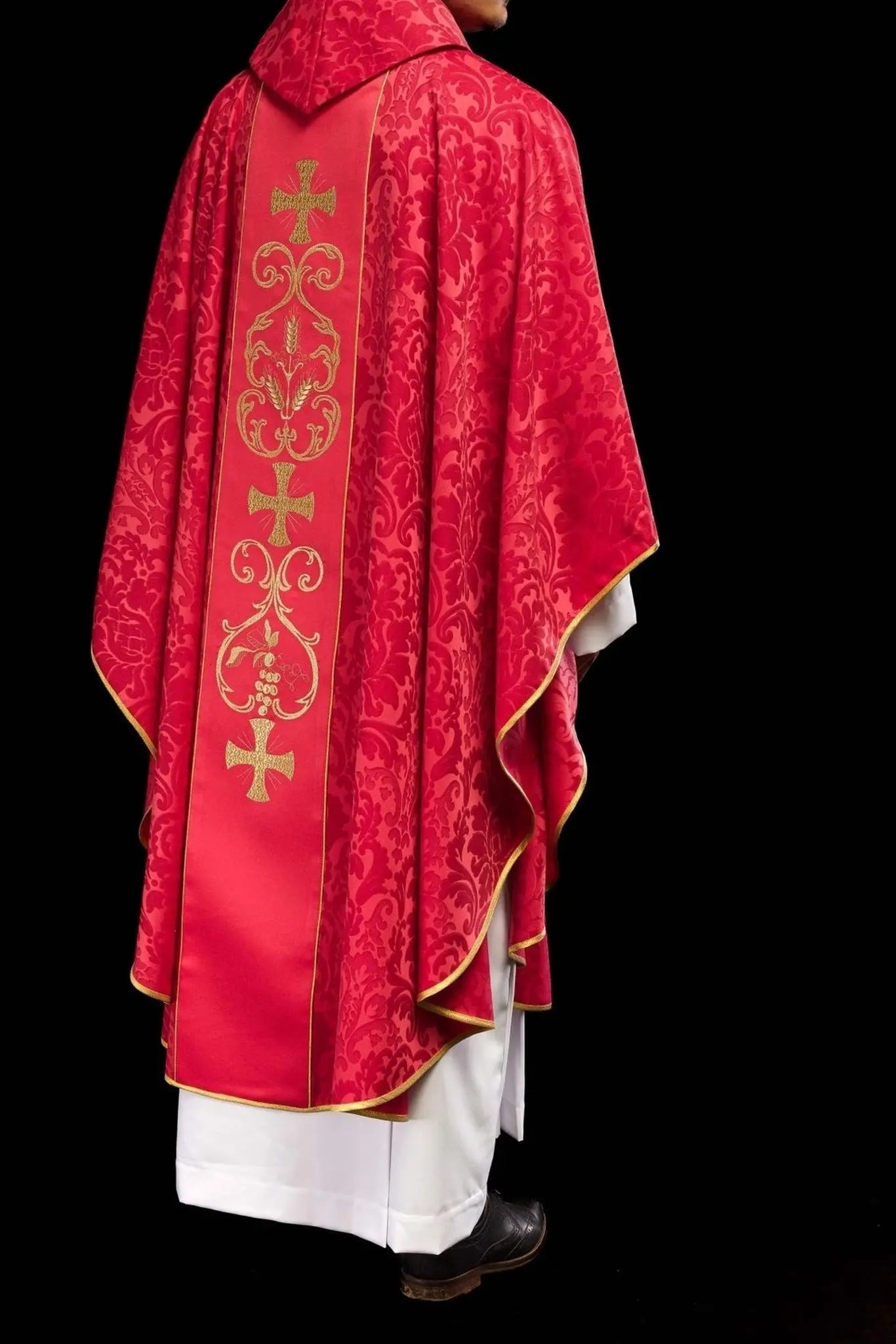 Chasuble liturgique rouge décorée d'une ceinture brodée